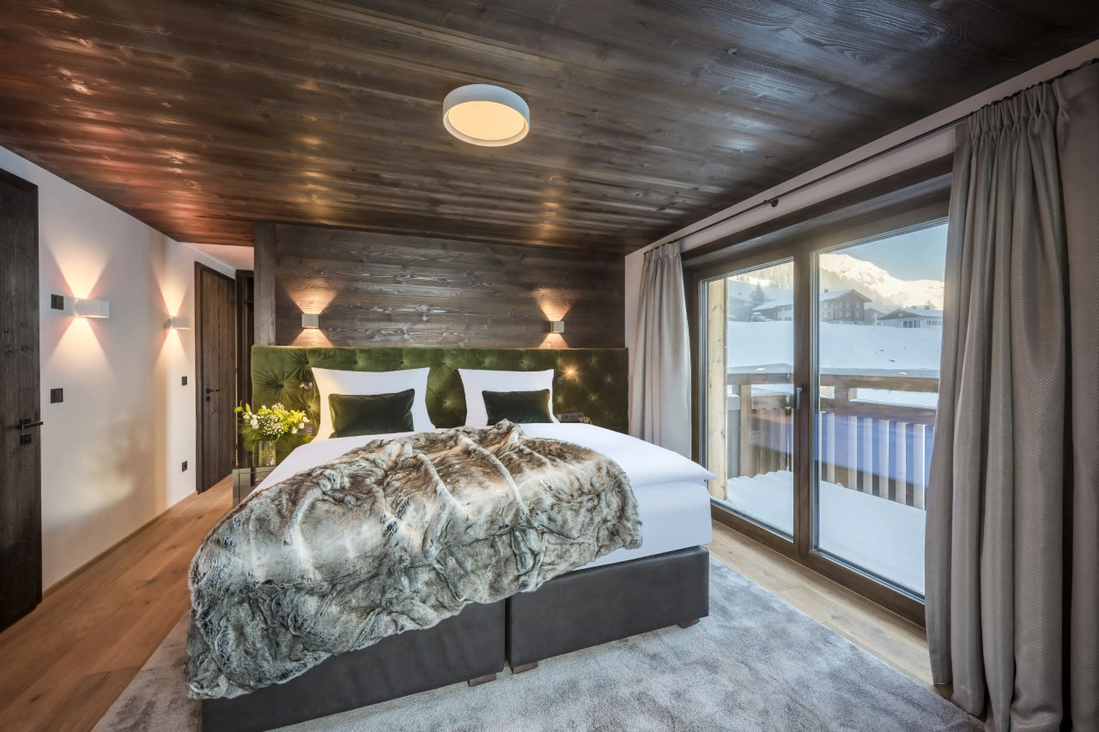 Master double en-suite bedroom with TV and safe in Nidus Apartment 3 in Lech