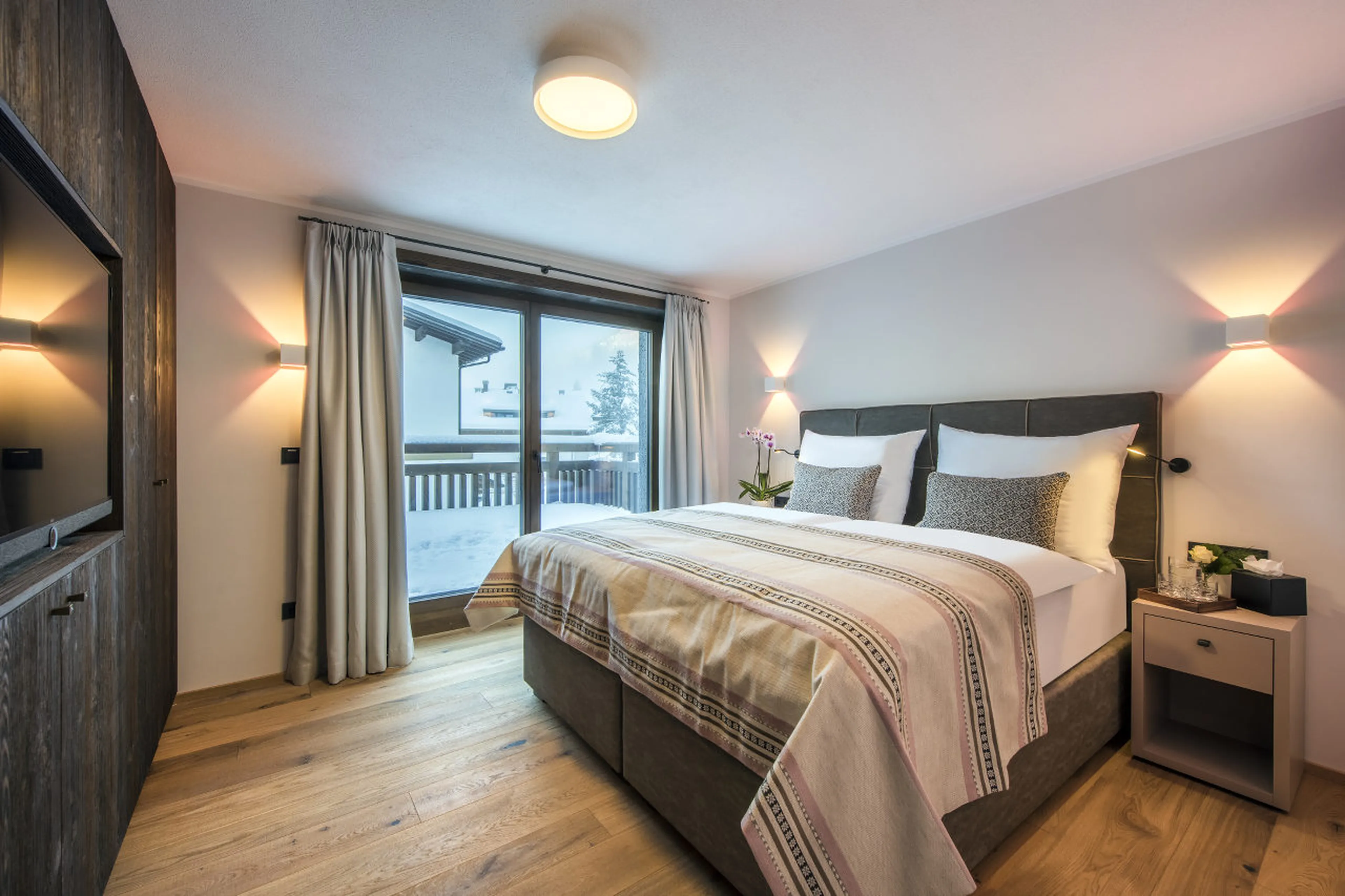 Twin/double bedroom with TV, safe and terrace access in Nidus Apartment 3 in Lech