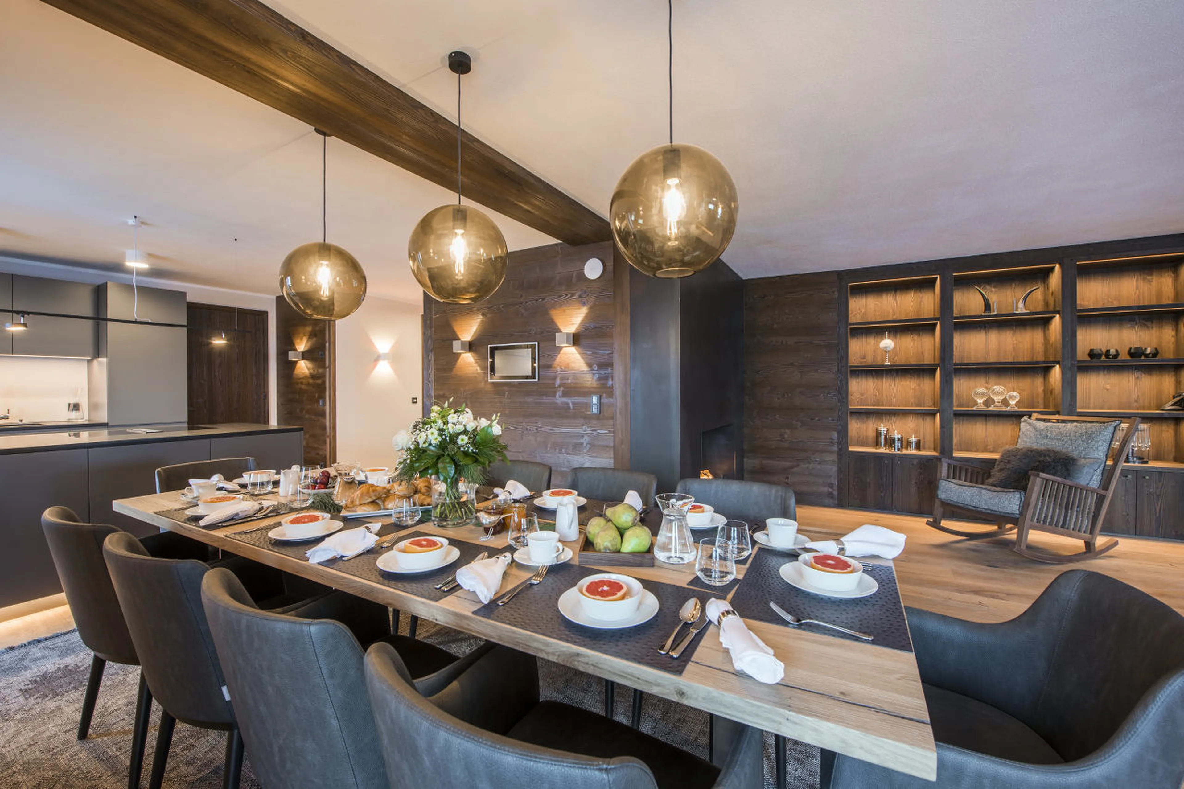 Breakfast table and kitchen in Nidus Apartment 3 in Lech