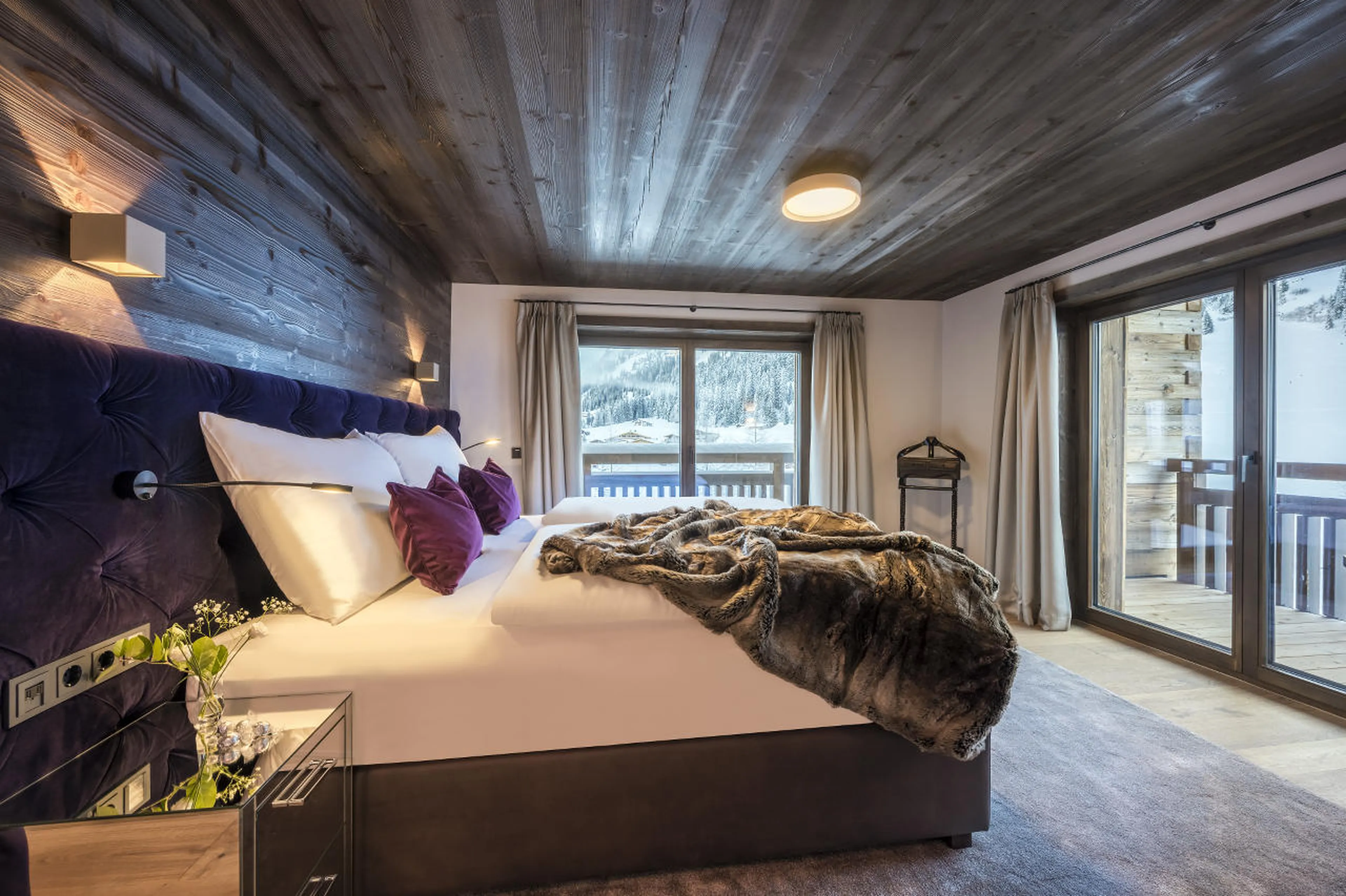 Master bedroom with en-suite bathroom and terrace access in Nidus Apartment 4 in Lech