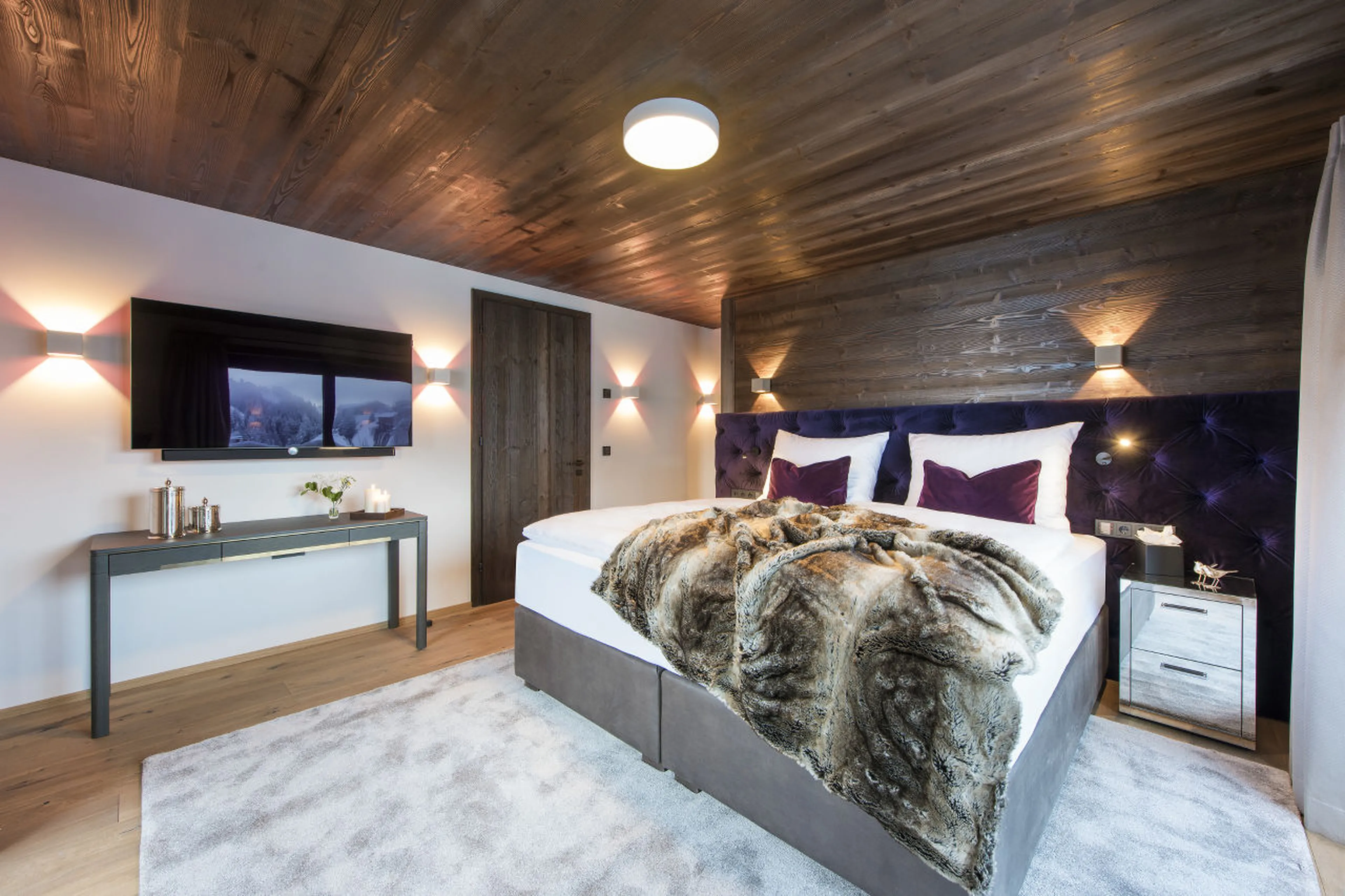 Master bedroom with TV and safe in Nidus Apartment 4 in Lech