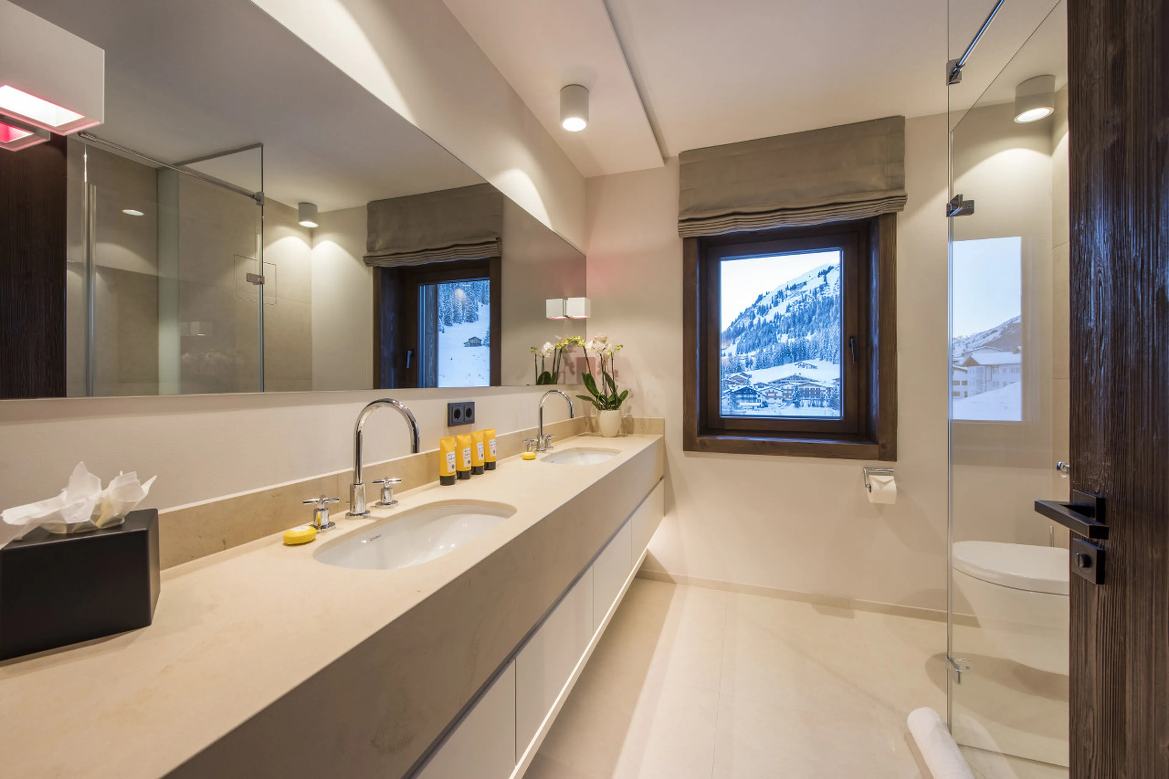 Shared shower room with two basins for bedroom 2 and 3 in Nidus Apartment 4 in Lech