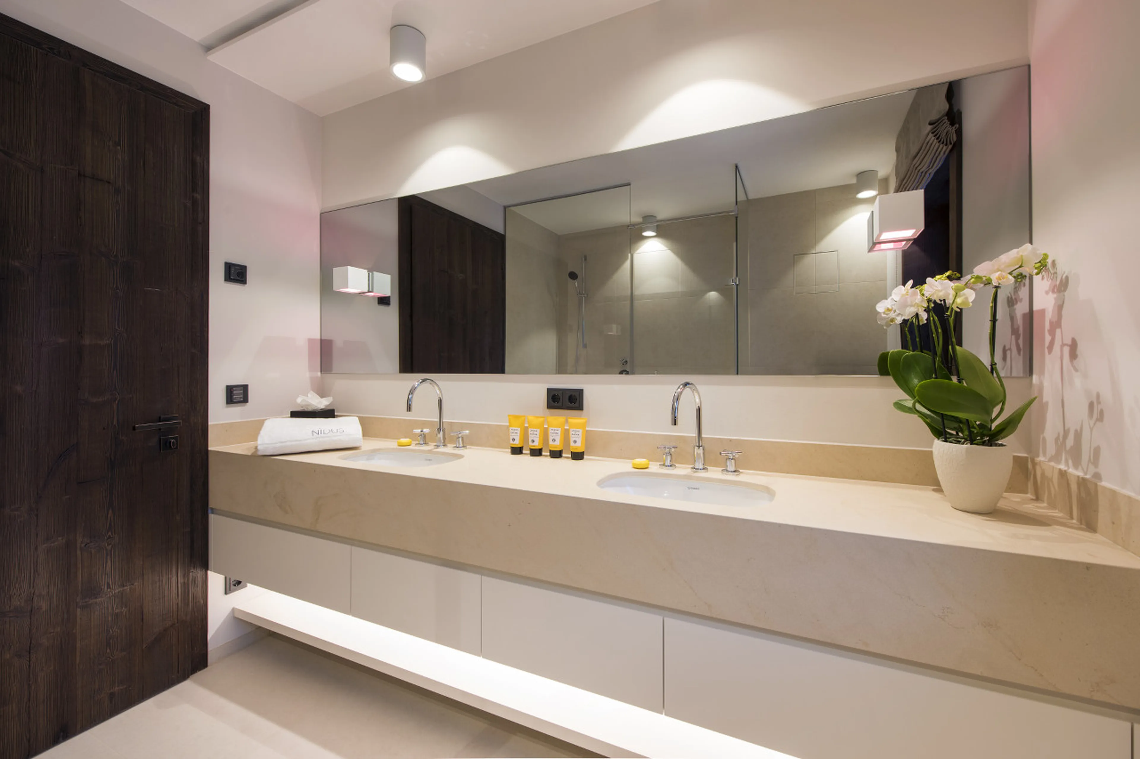 Shared shower room for bedroom 2 and 3 in Nidus Apartment 4 in Lech