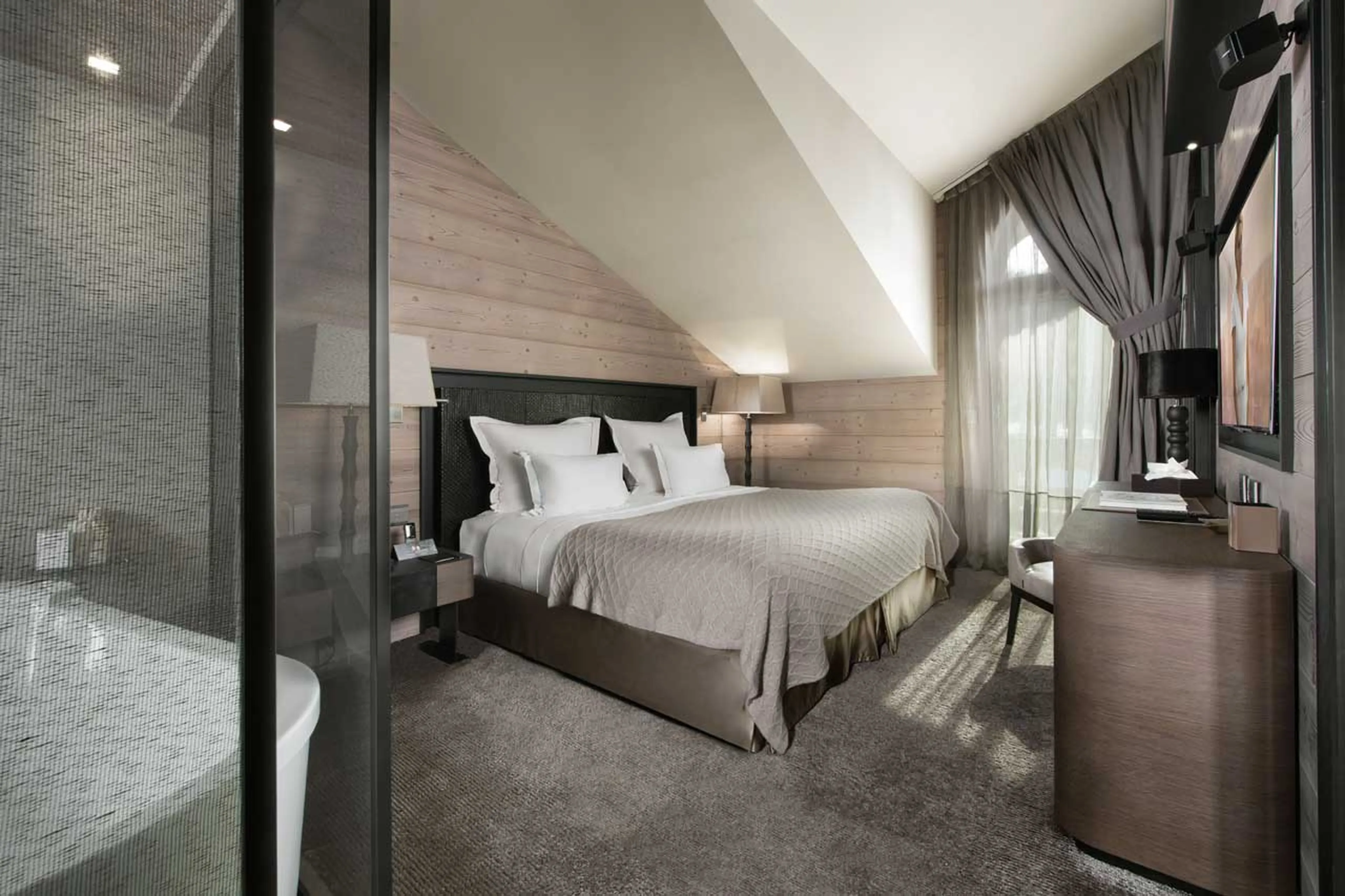 Double bed in master bedroom of Apartment Onyx in Courchevel 1850