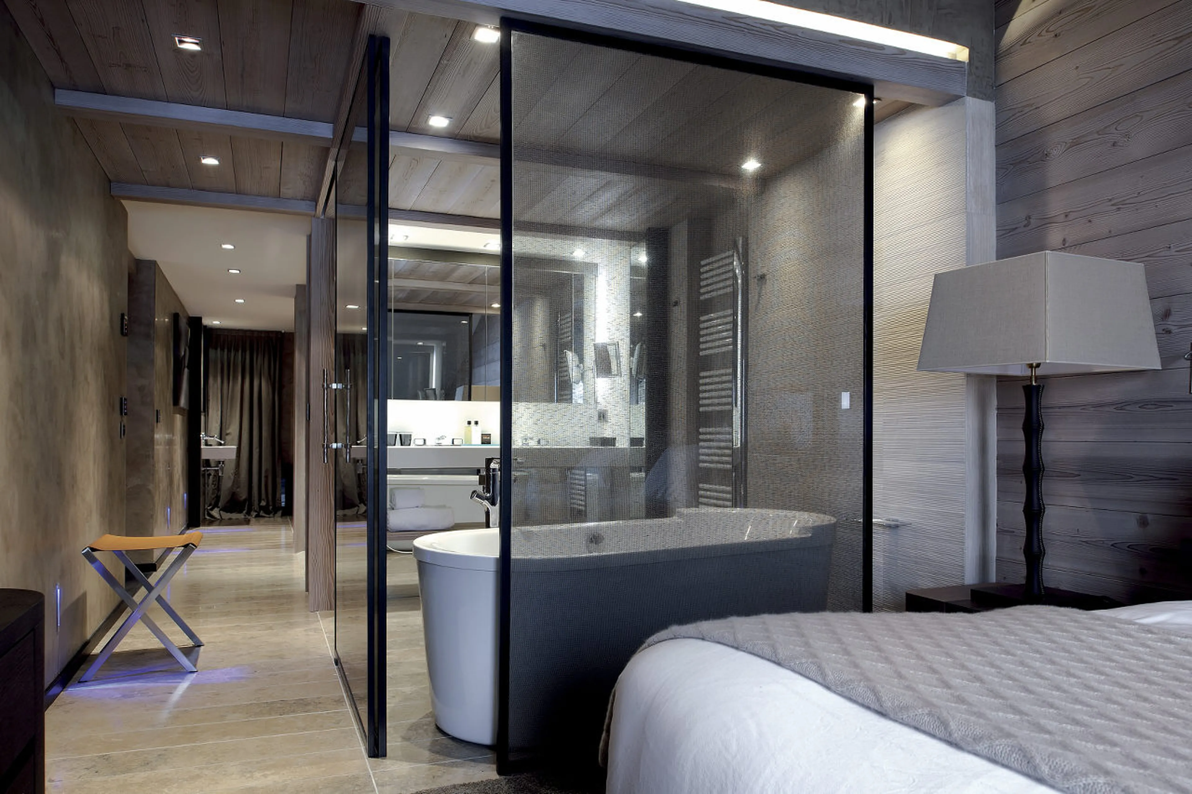 Free-standing bath in en-suite bathroom in Apartment Onyx in Courchevel 1850