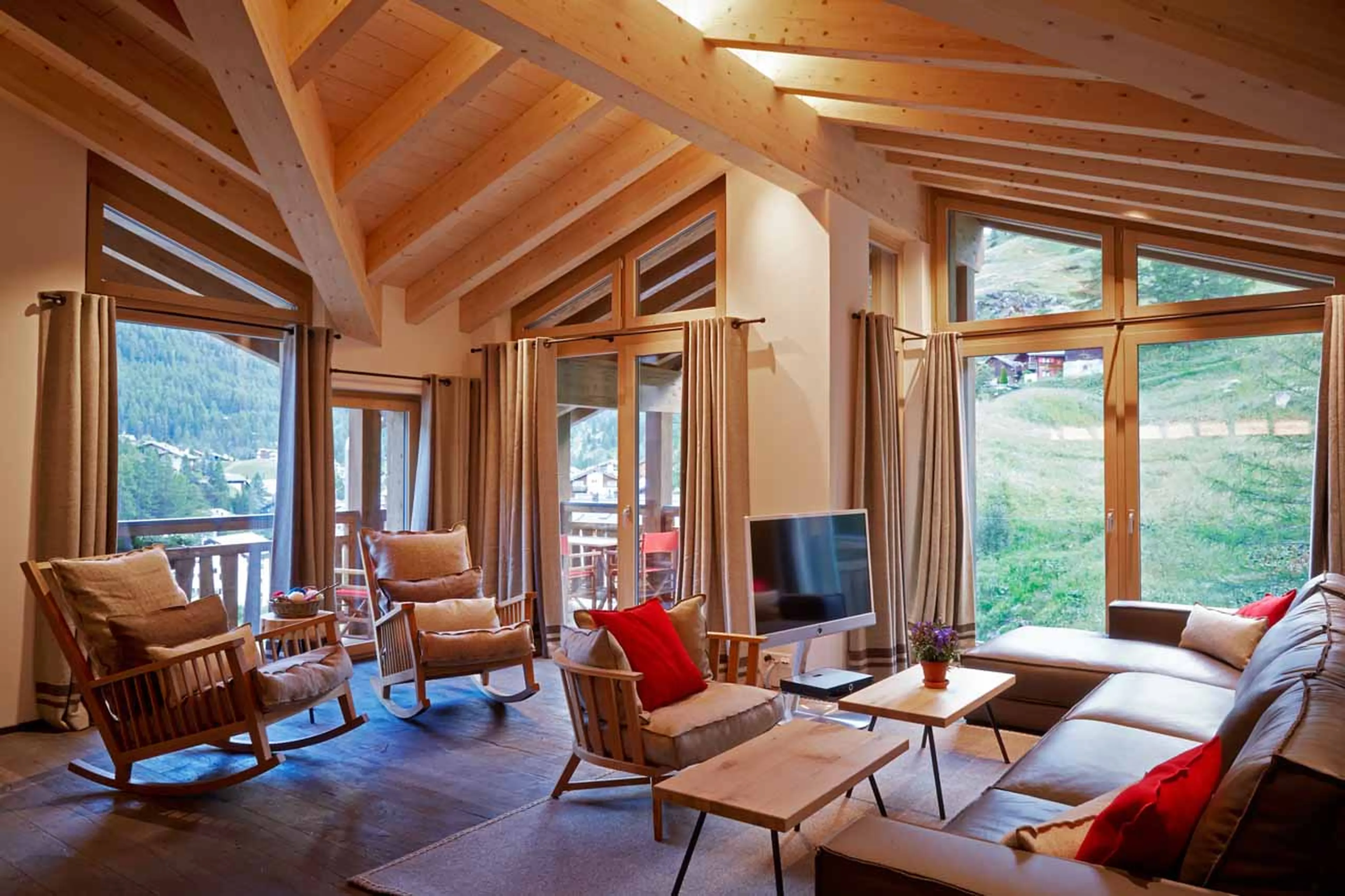 Sofa and TV in living area of Apartment Panorama in Zermatt