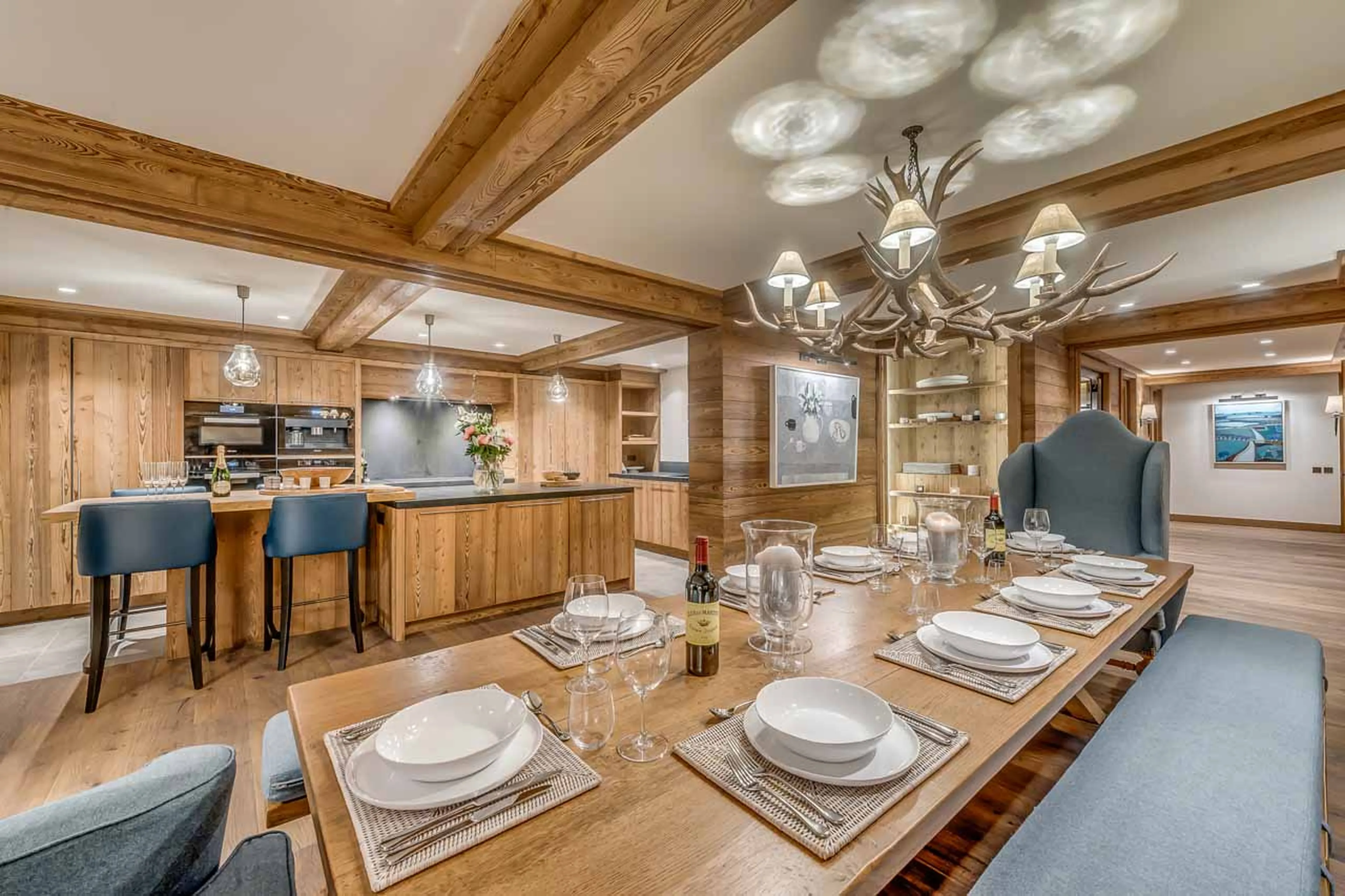 Dining area and kitchen at Apartment Chamois in Meribel