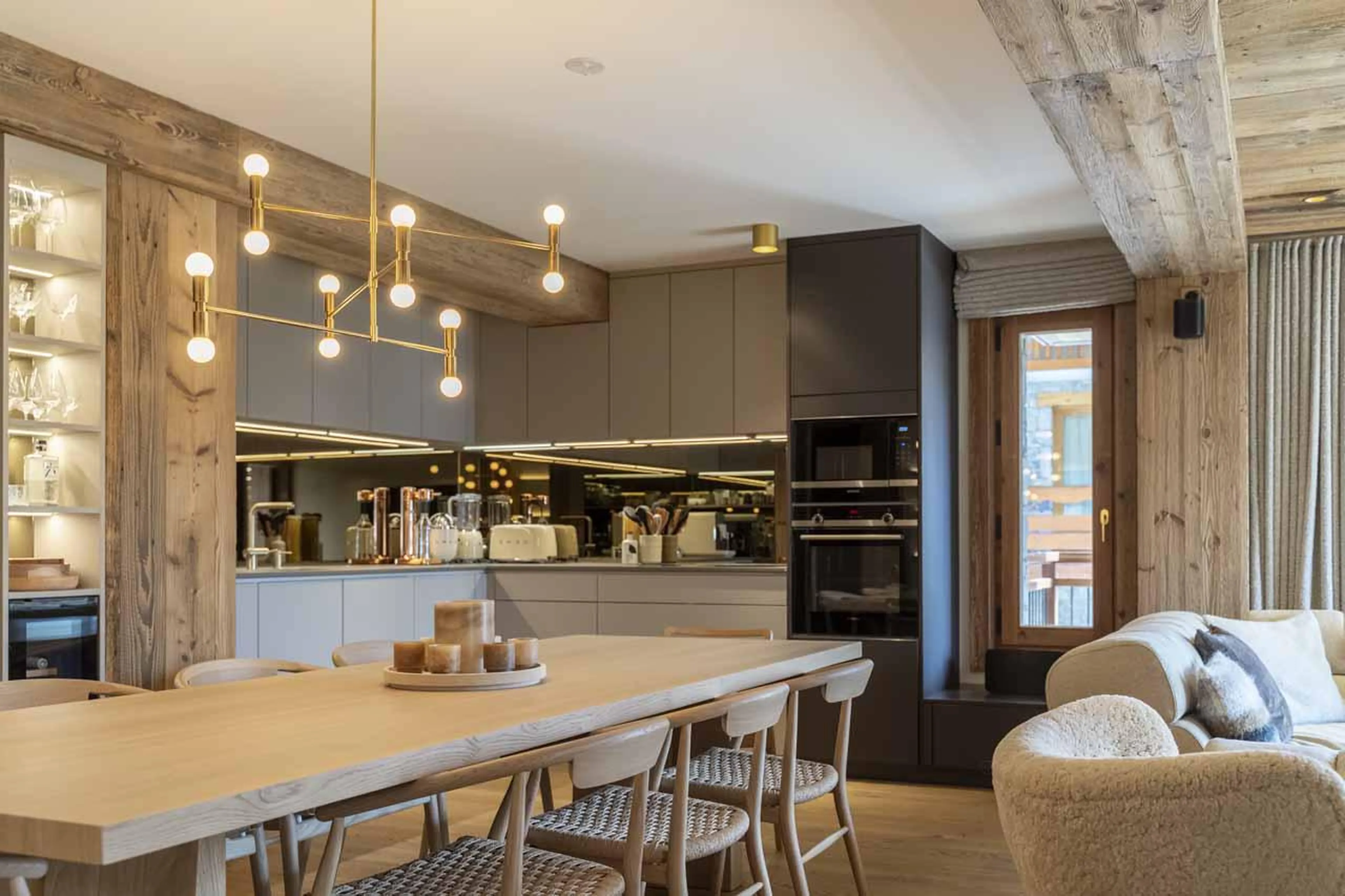 Dining table and kitchen at Apartment Portillo in Meribel