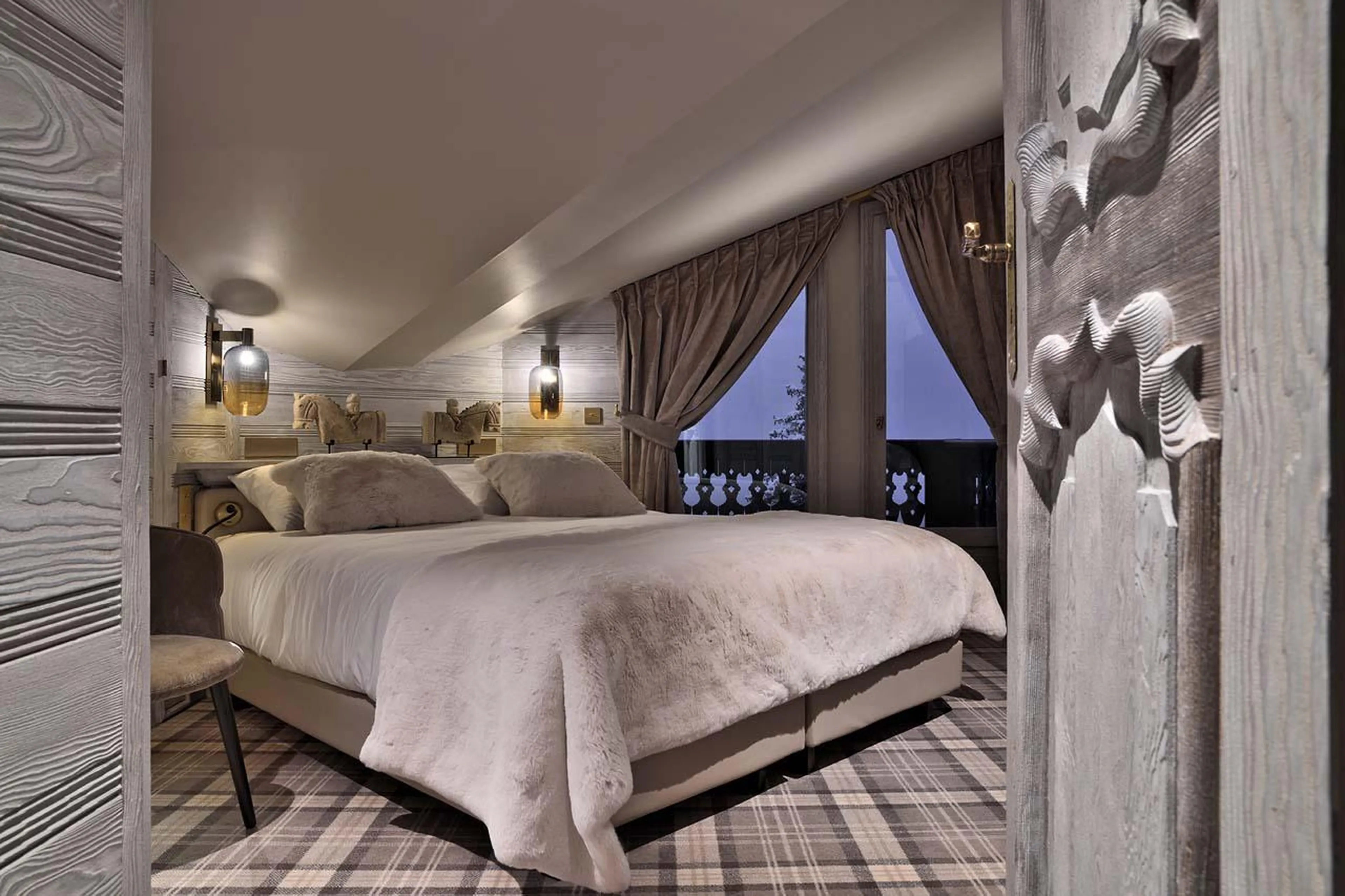 Double bedroom with en-suite shower room at Apartment Roc-Merlet in Courchevel 1850