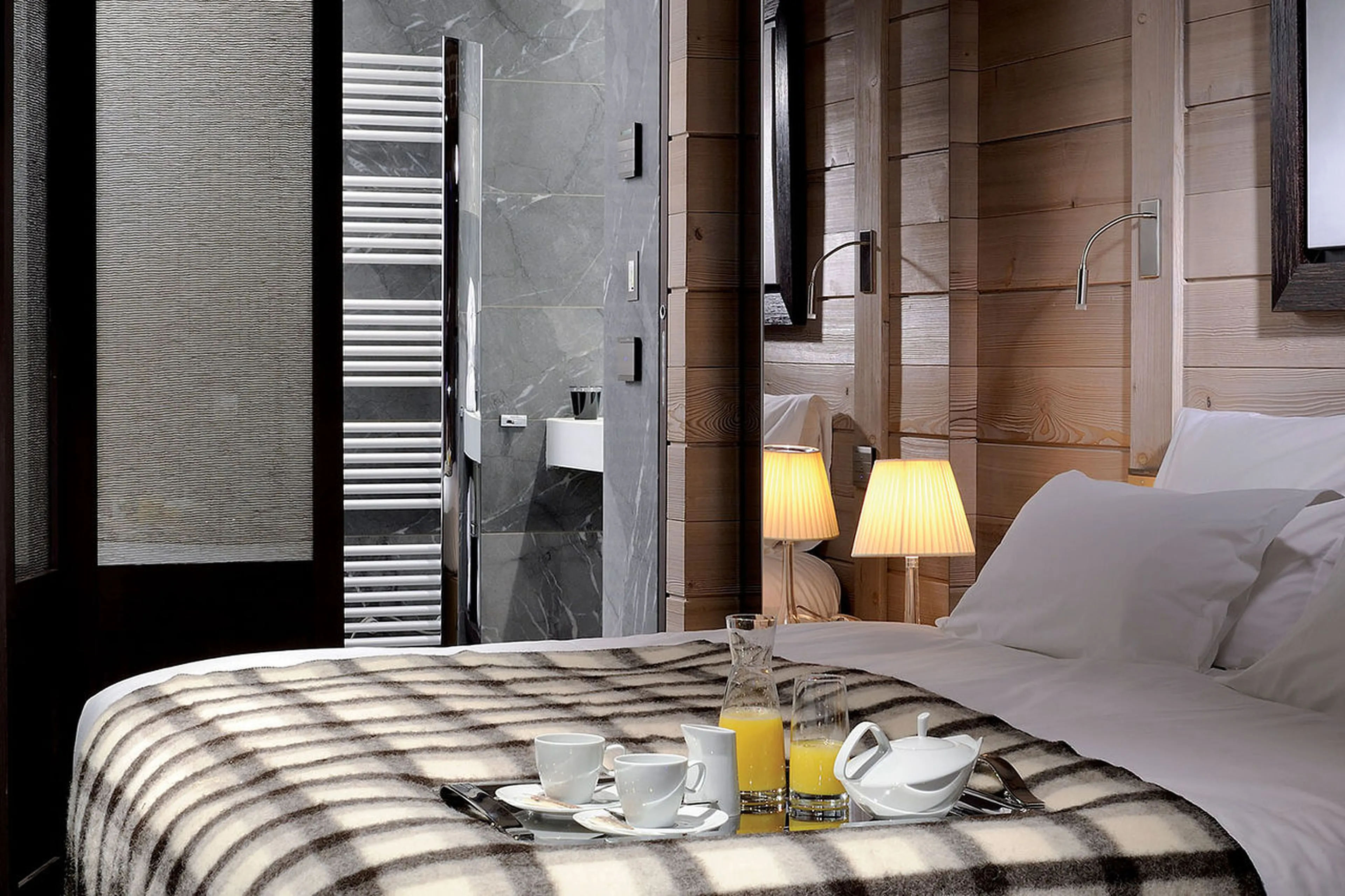 Double bed with en-suite bathroom in Apartment Ruby in Courchevel 1850