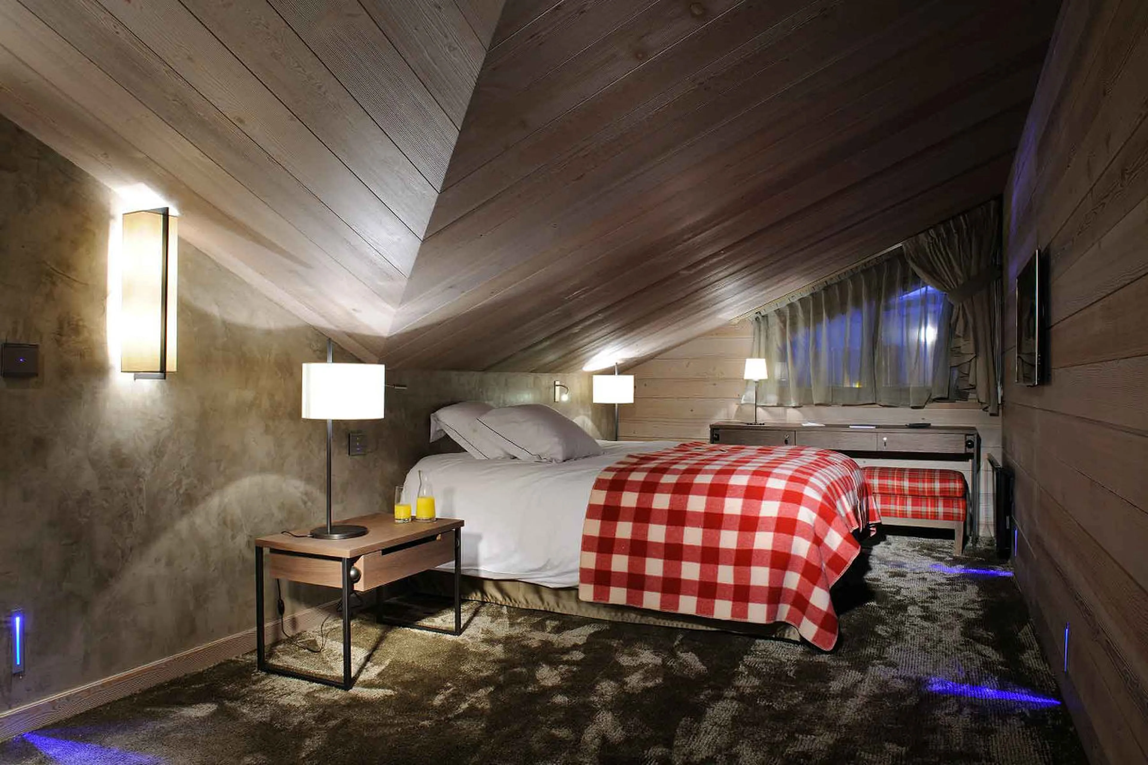 Twin beds and en-suite bathroom in Apartment Ruby in Courchevel 1850