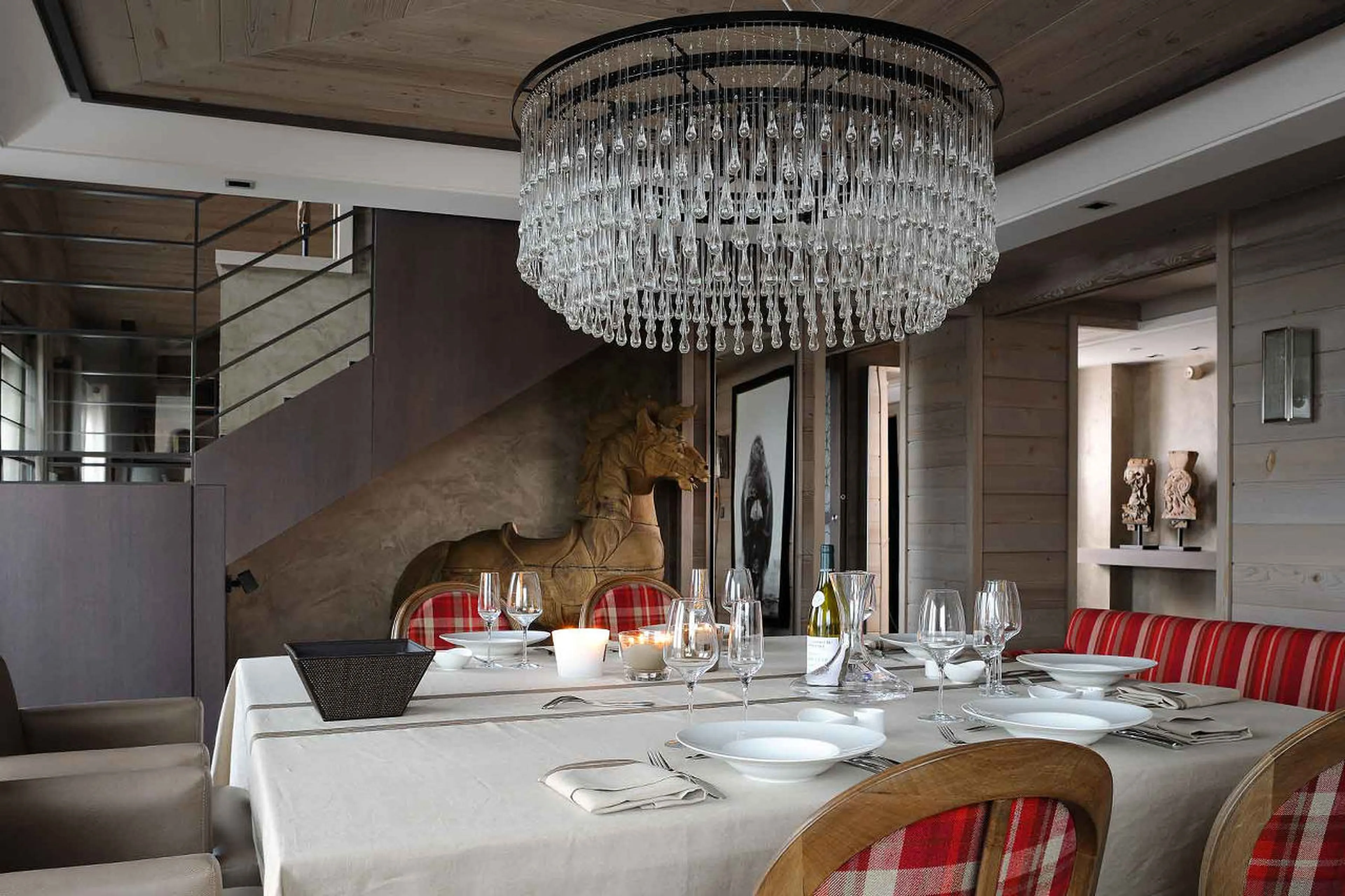 Crystal chandelier in smart dining area of Apartment Ruby in Courchevel 1850