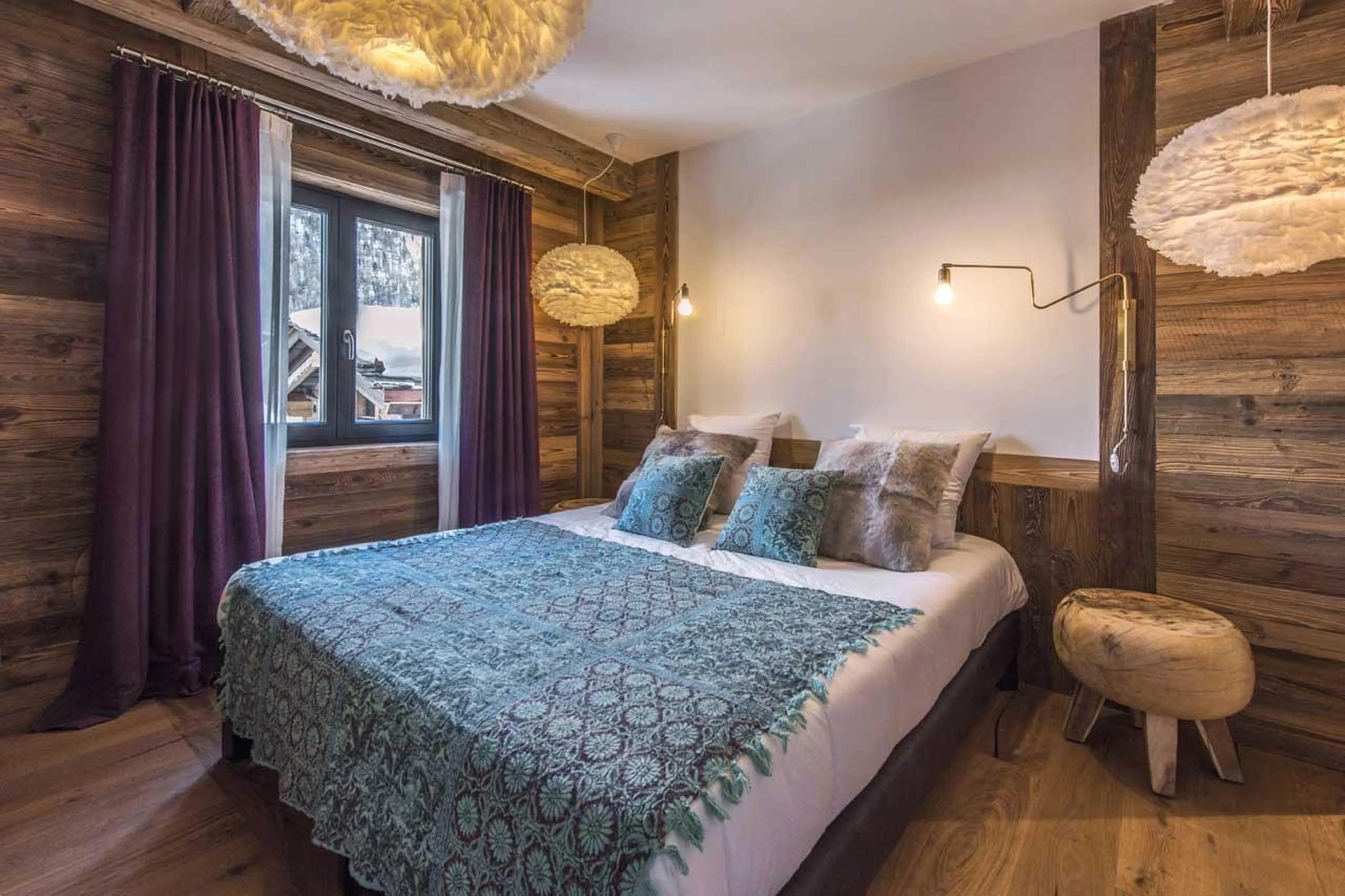 Double bedroom with en-suite shower room in Le Penthouse Savoie, Val d'Isere