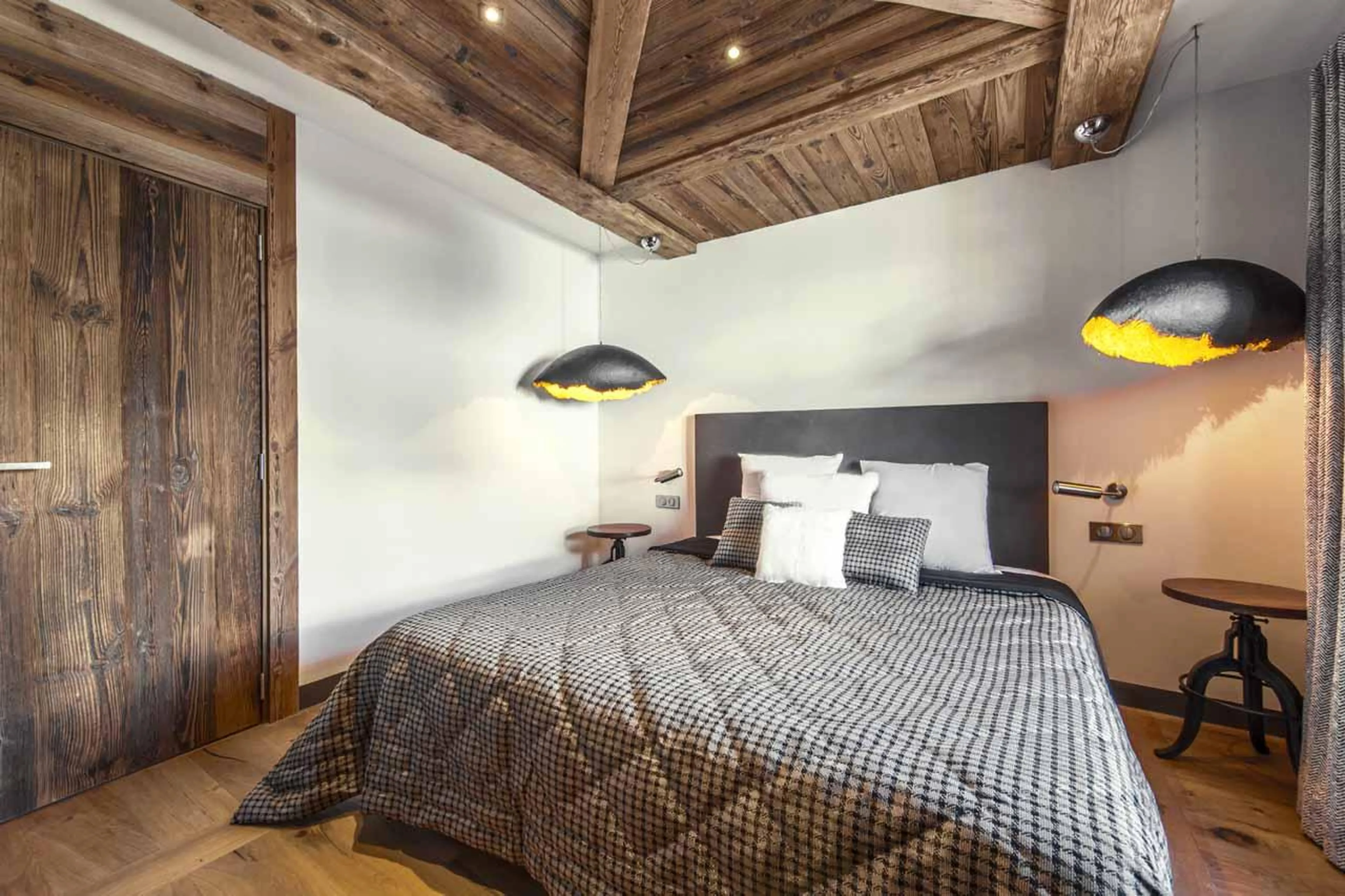 Double bedroom with en-suite shower room in Le Penthouse Savoie, Val d'Isere