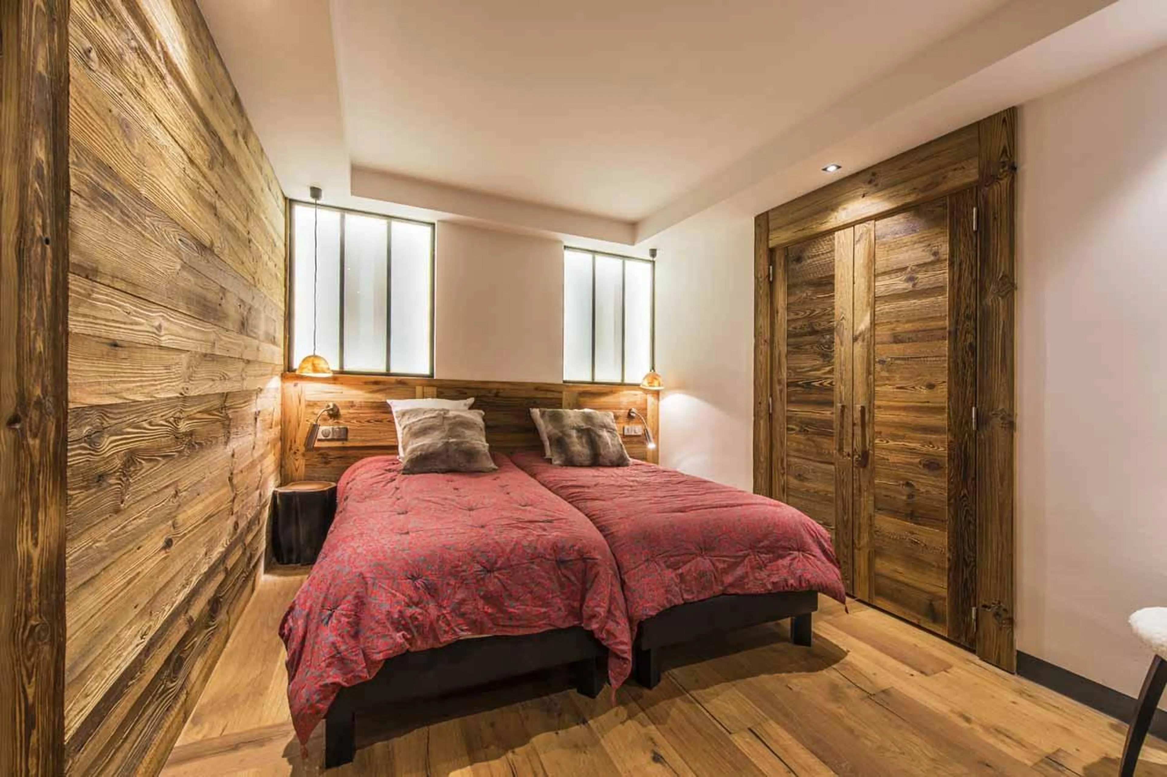 Double/twin bedroom with en-suite shower room in Le Penthouse Savoie, Val d'Isere