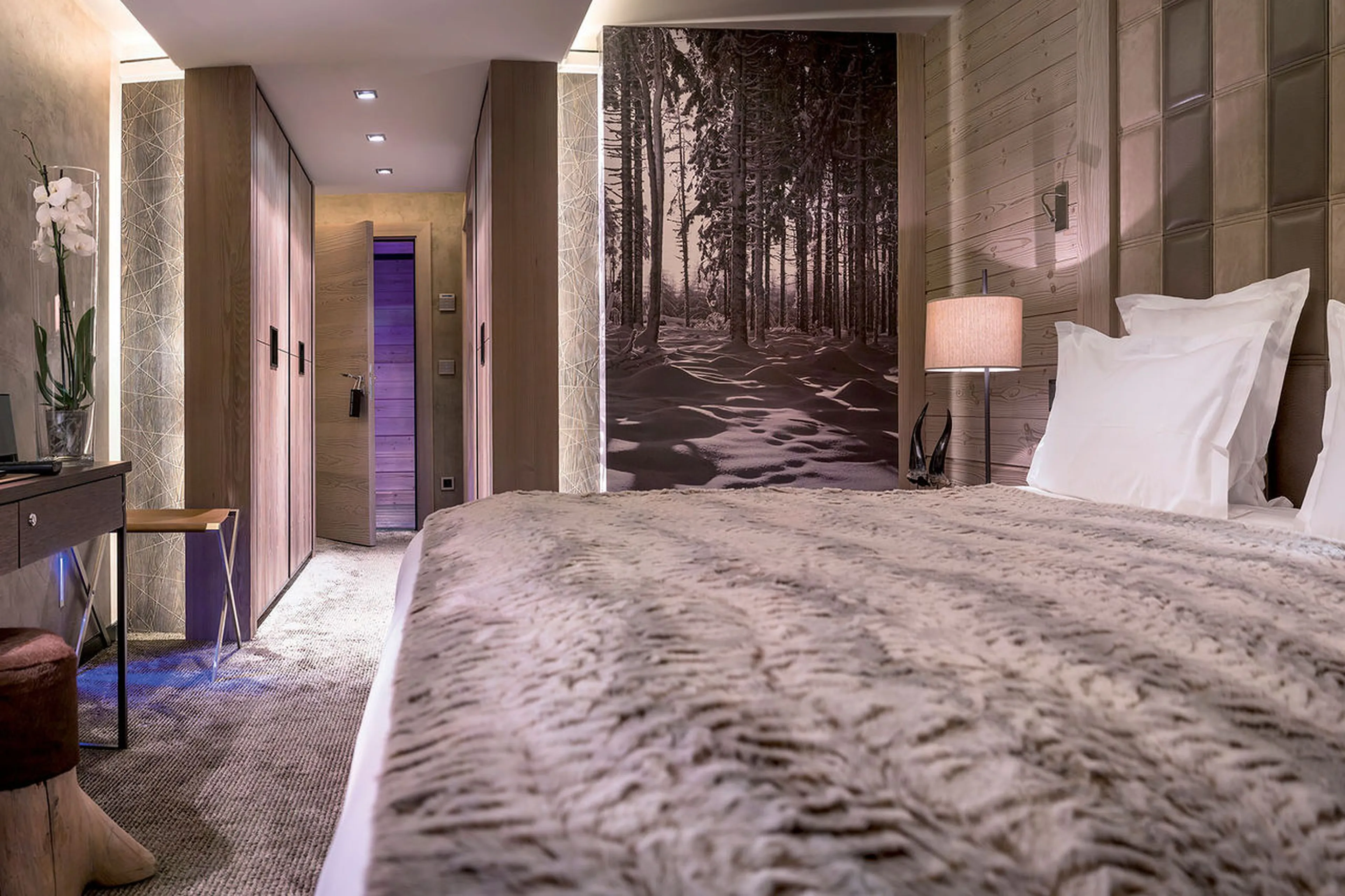 Double en-suite bedroom with balcony access in Apartment Serpentine in Courchevel 1850