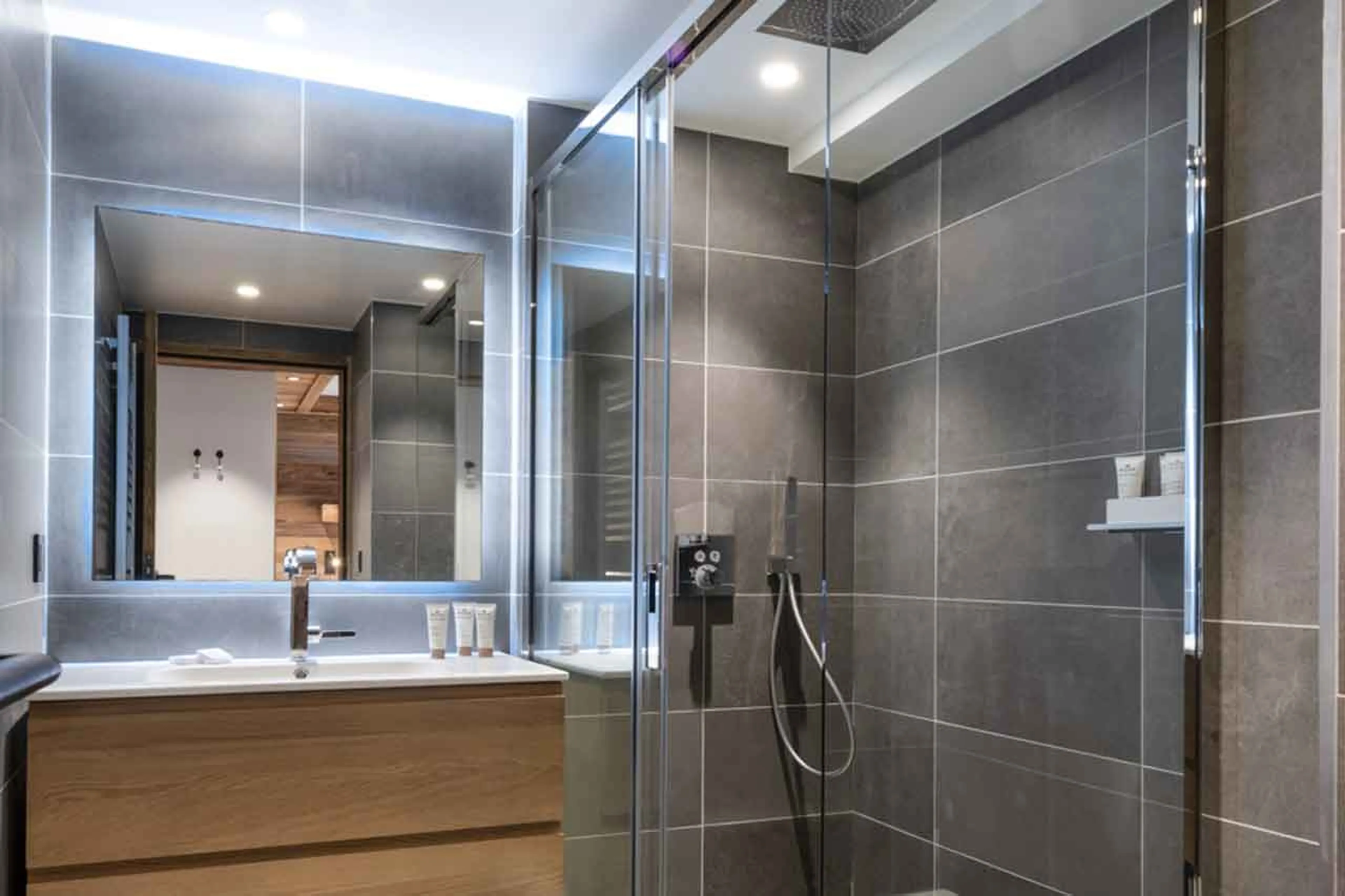 Bedroom 3 en-suite shower room at Vail Lodge Apartment B12, Val d'Isere