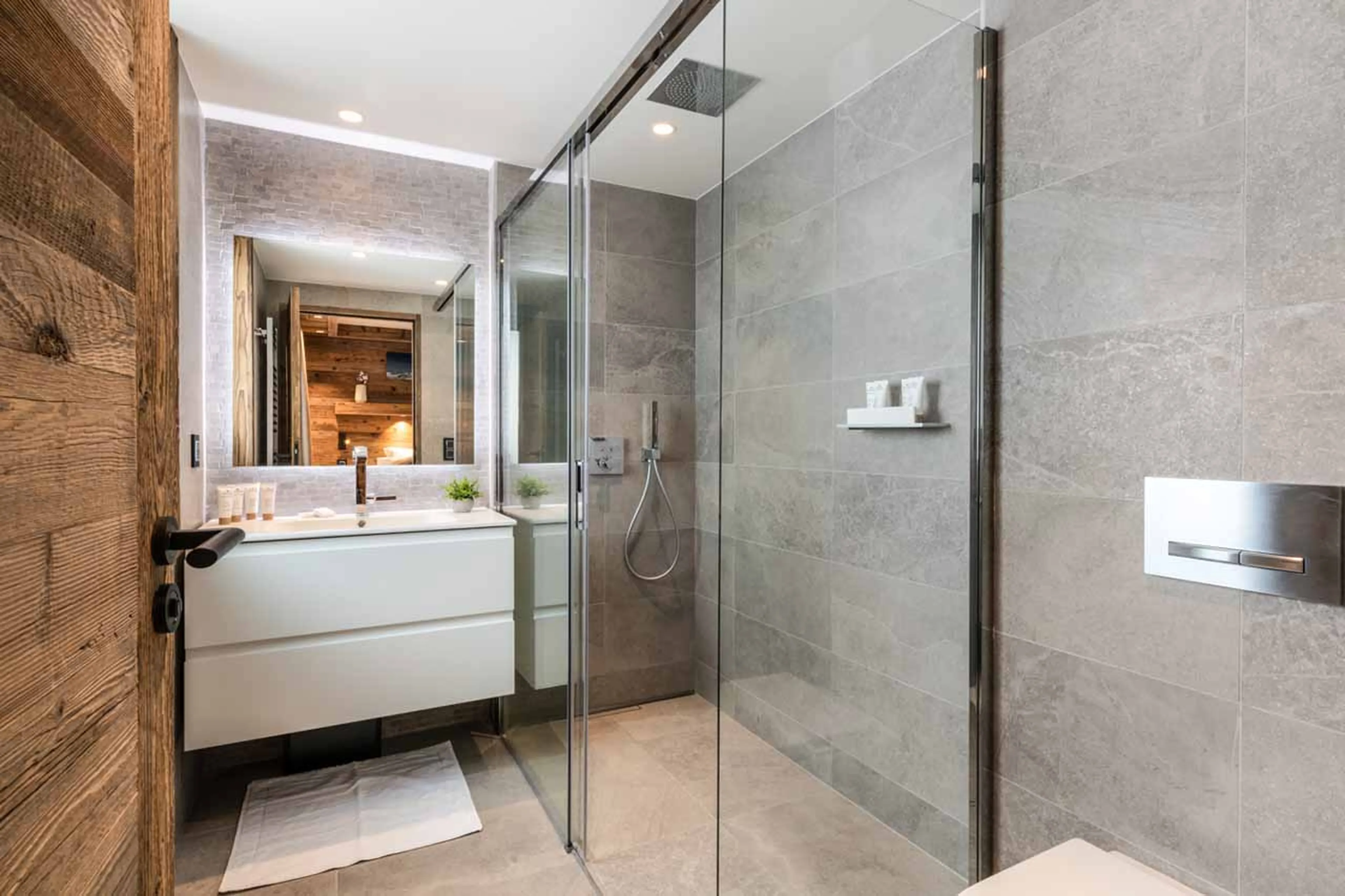 Bedroom 4 en-suite shower room at Vail Lodge Apartment B12, Val d'Isere