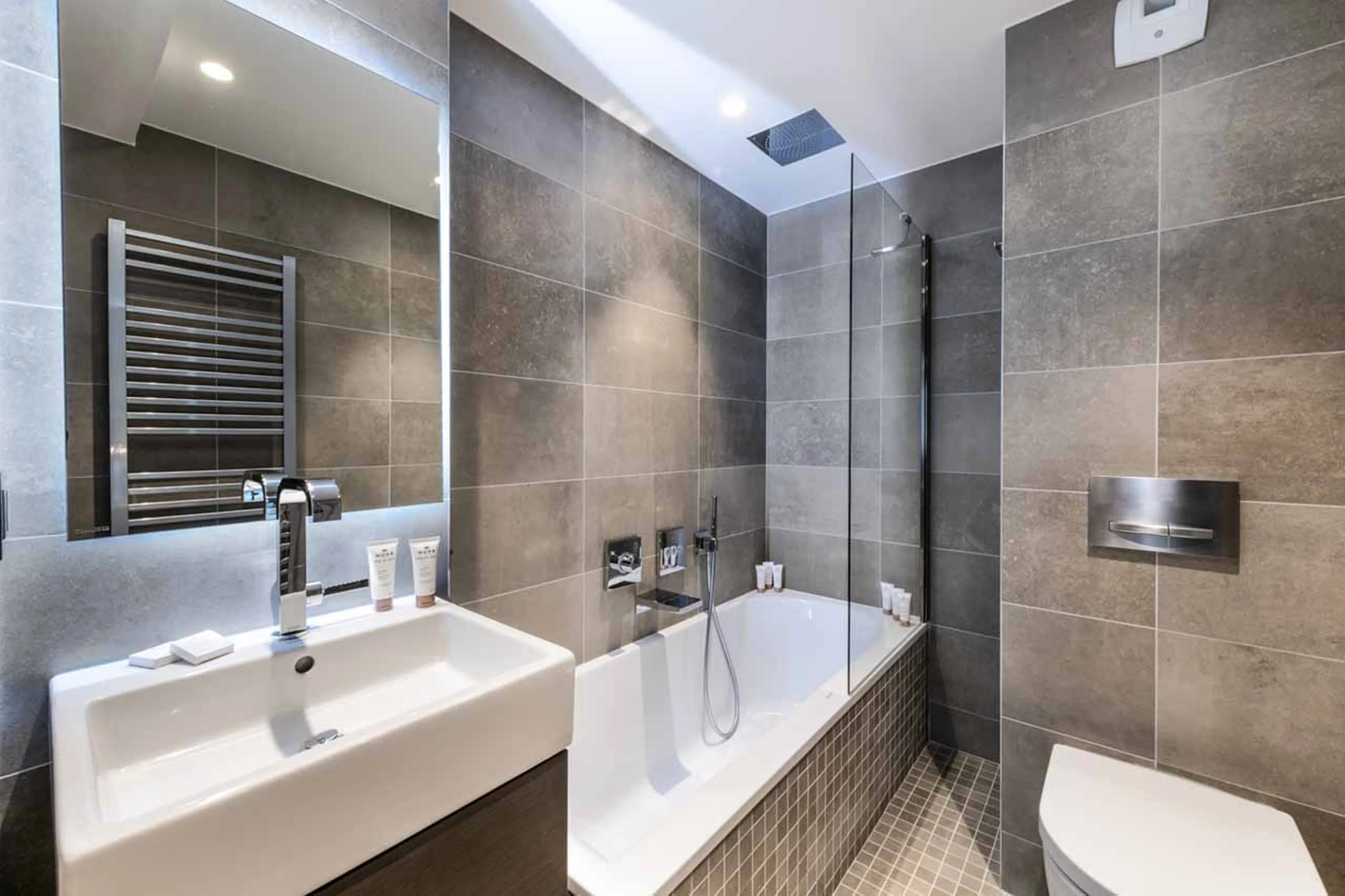 Bedroom 5 separate bathroom at Vail Lodge Apartment B12, Val d'Isere