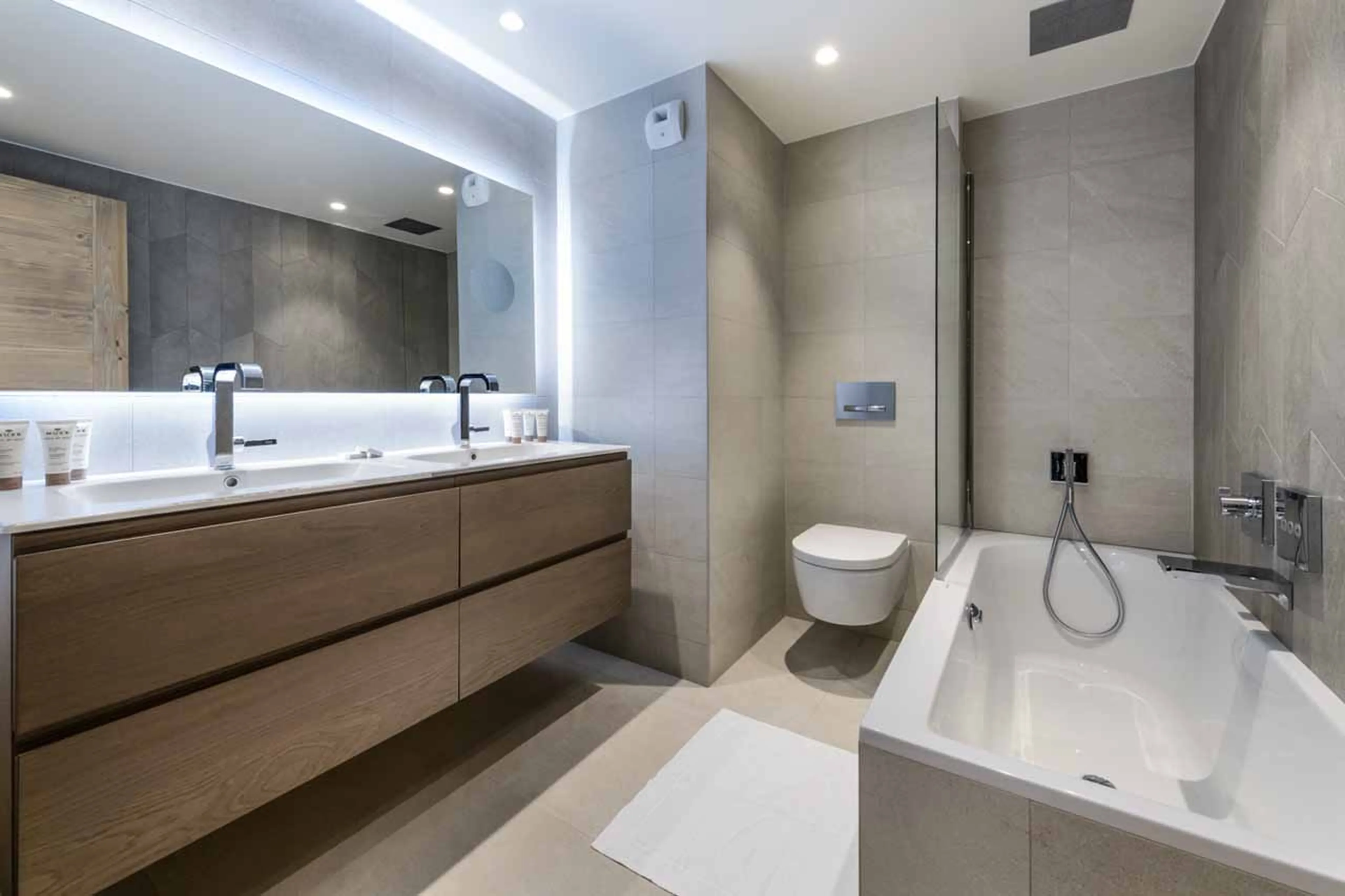 Bedroom 1 ensuite at Apartment Vail Lodge A11, Val d'Isere