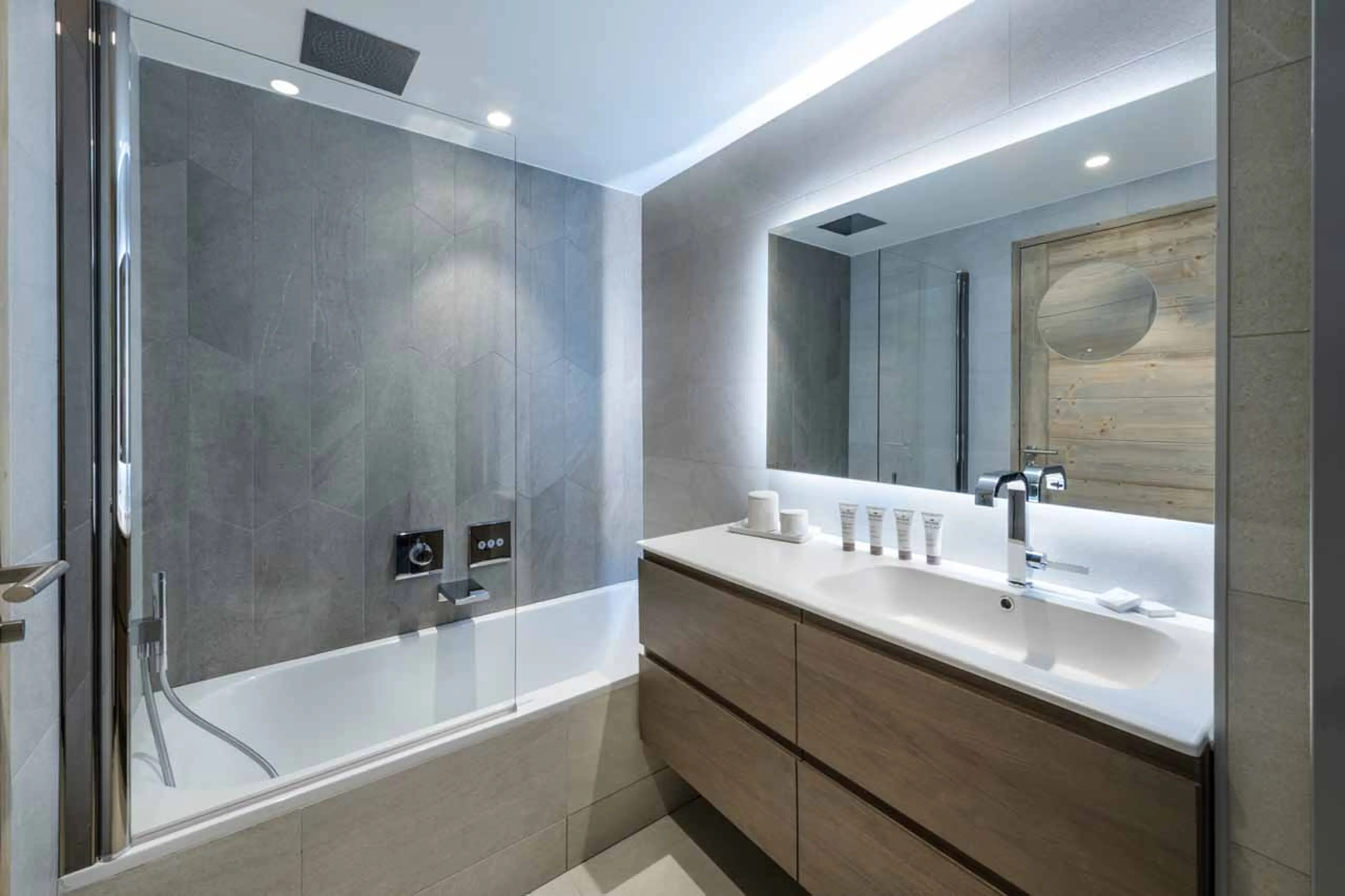 Bedroom 3 ensuite at Apartment Vail Lodge A11, Val d'Isere