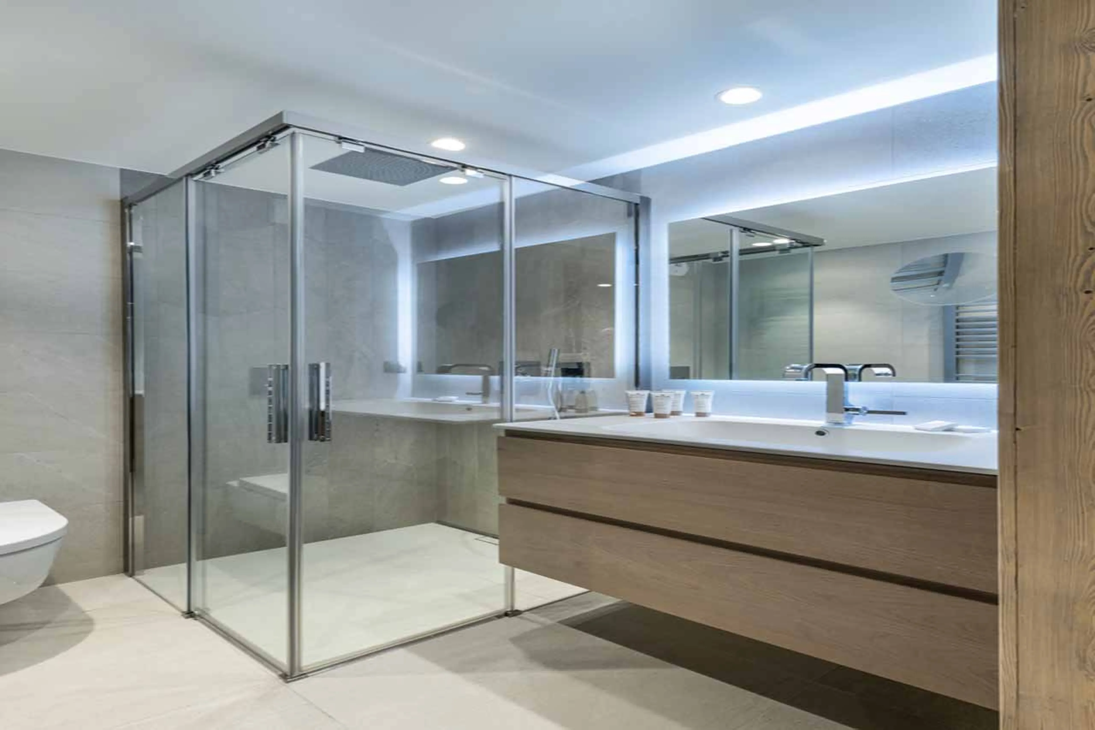 Bedroom 4 ensuite at Apartment Vail Lodge A11, Val d'Isere