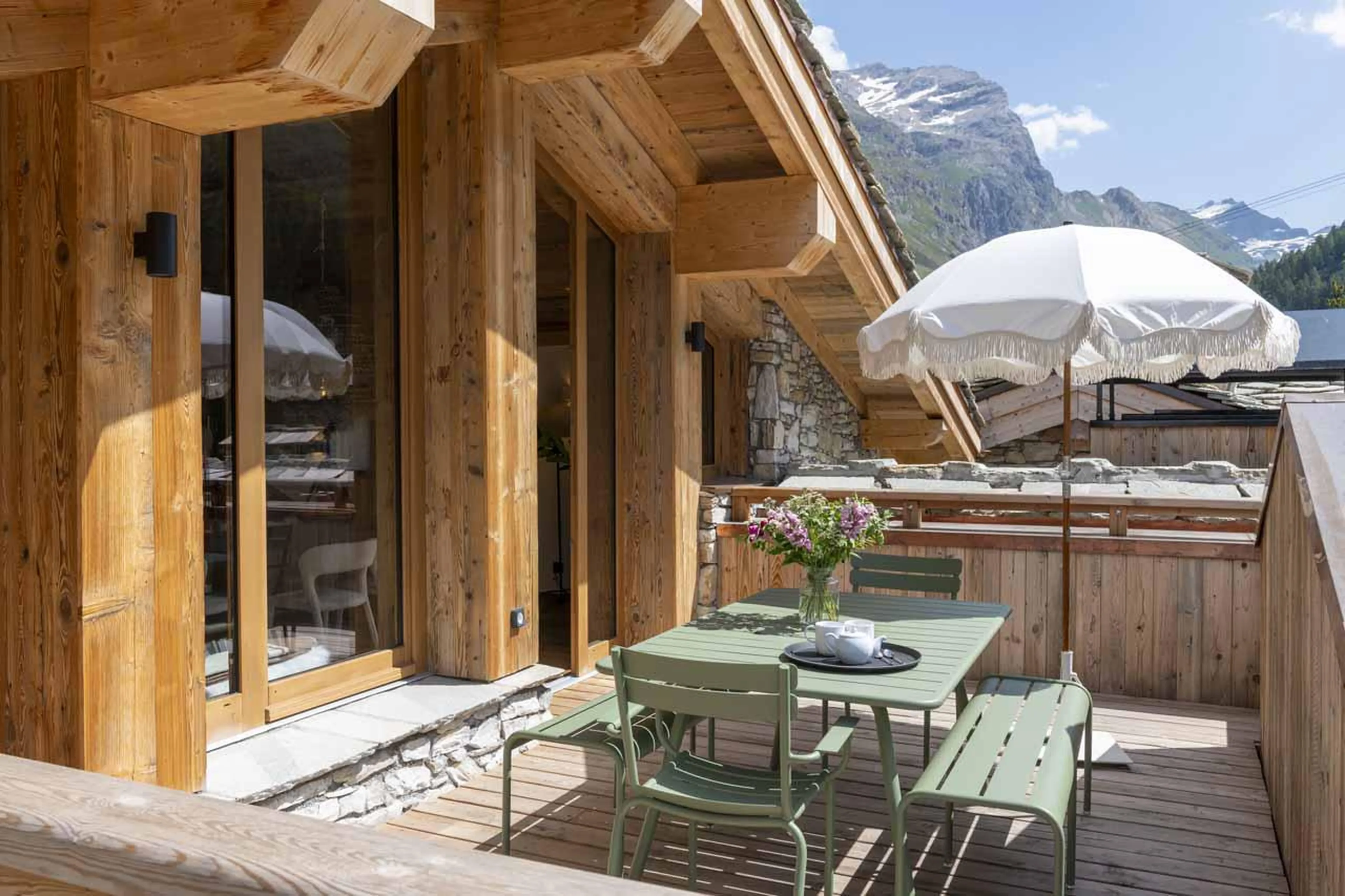 Outdoor dining in Arolay Penthouse, Val d'Isere