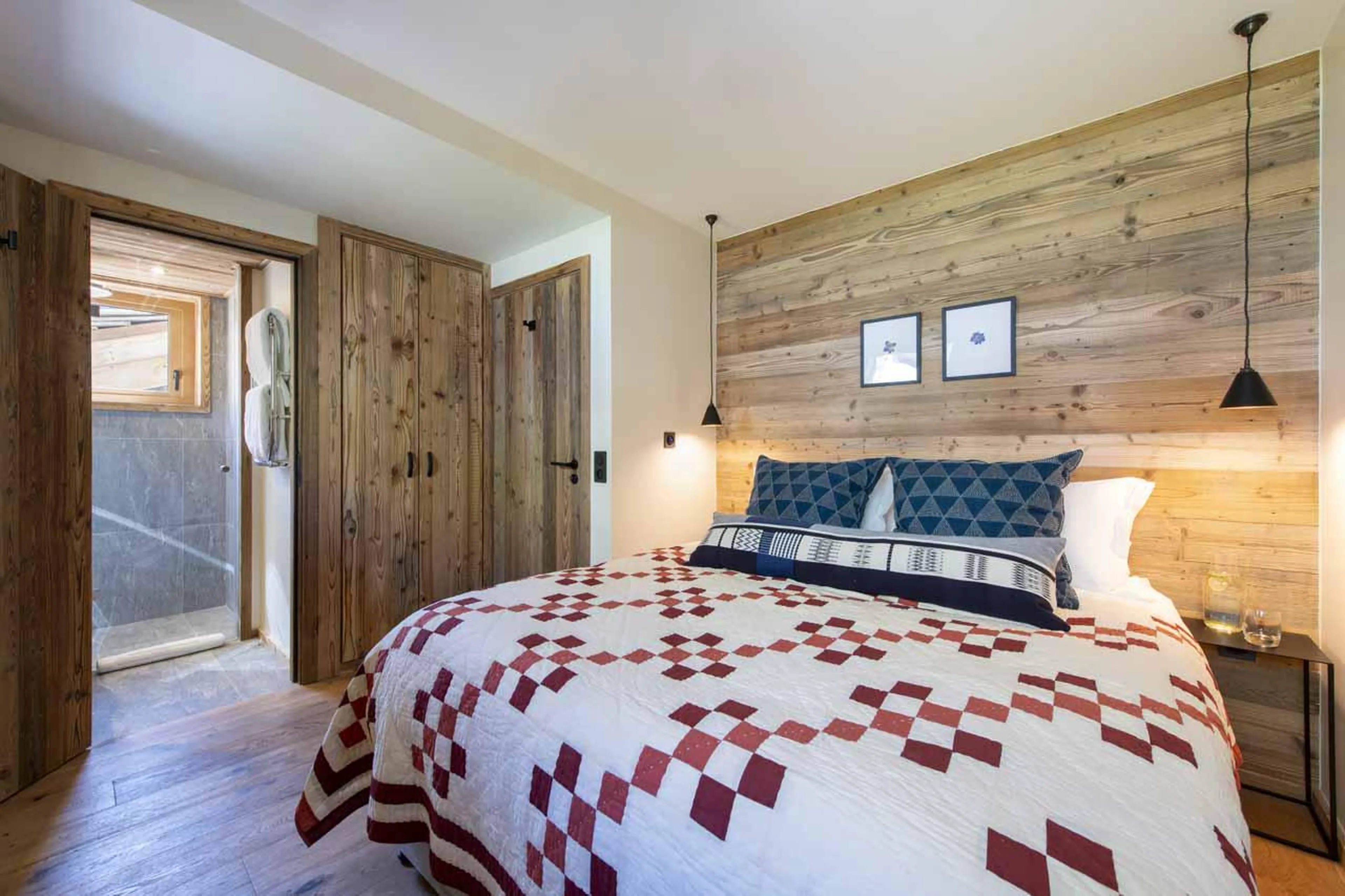 Twin/double bedroom with en-suite shower room in Arolay Penthouse, Val d'Isere