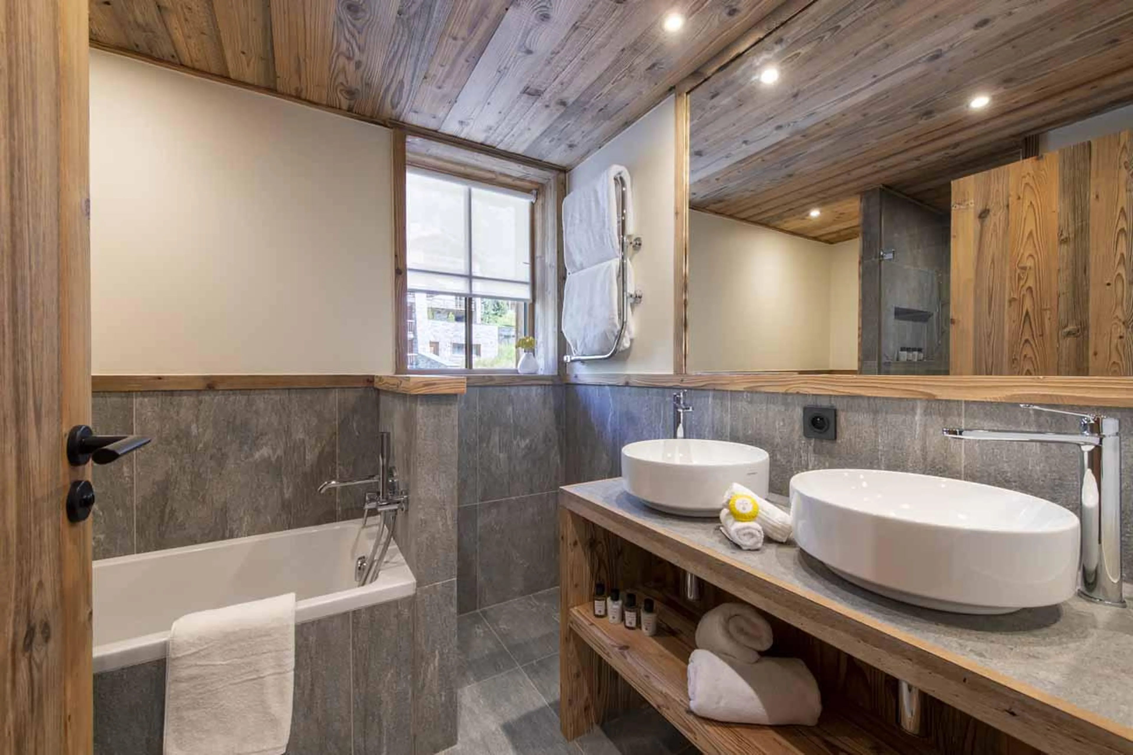 En-suite bathroom in Arolay Penthouse, Val d'Isere