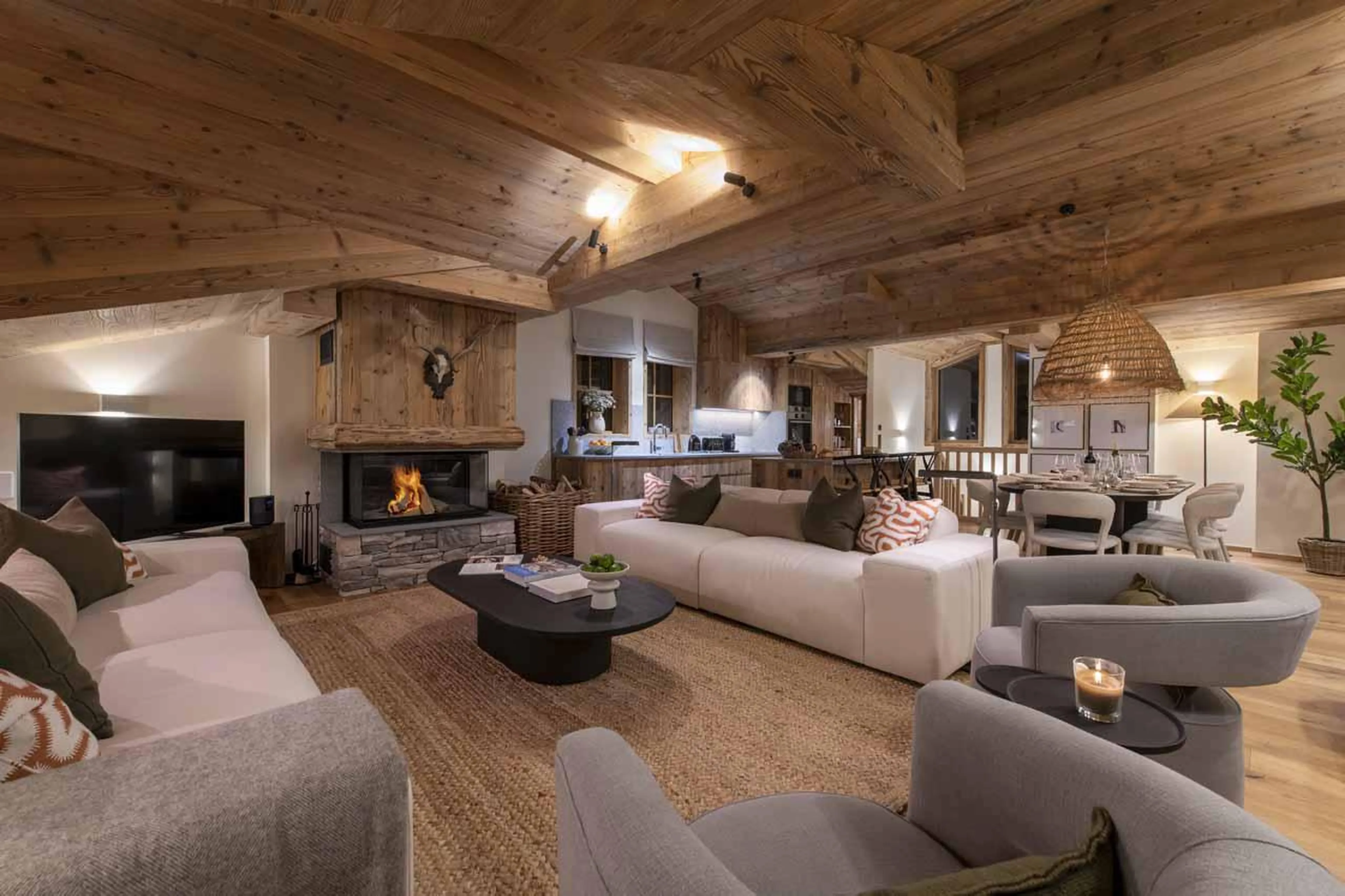 Open-plan living area  in Arolay Penthouse, Val d'Isere