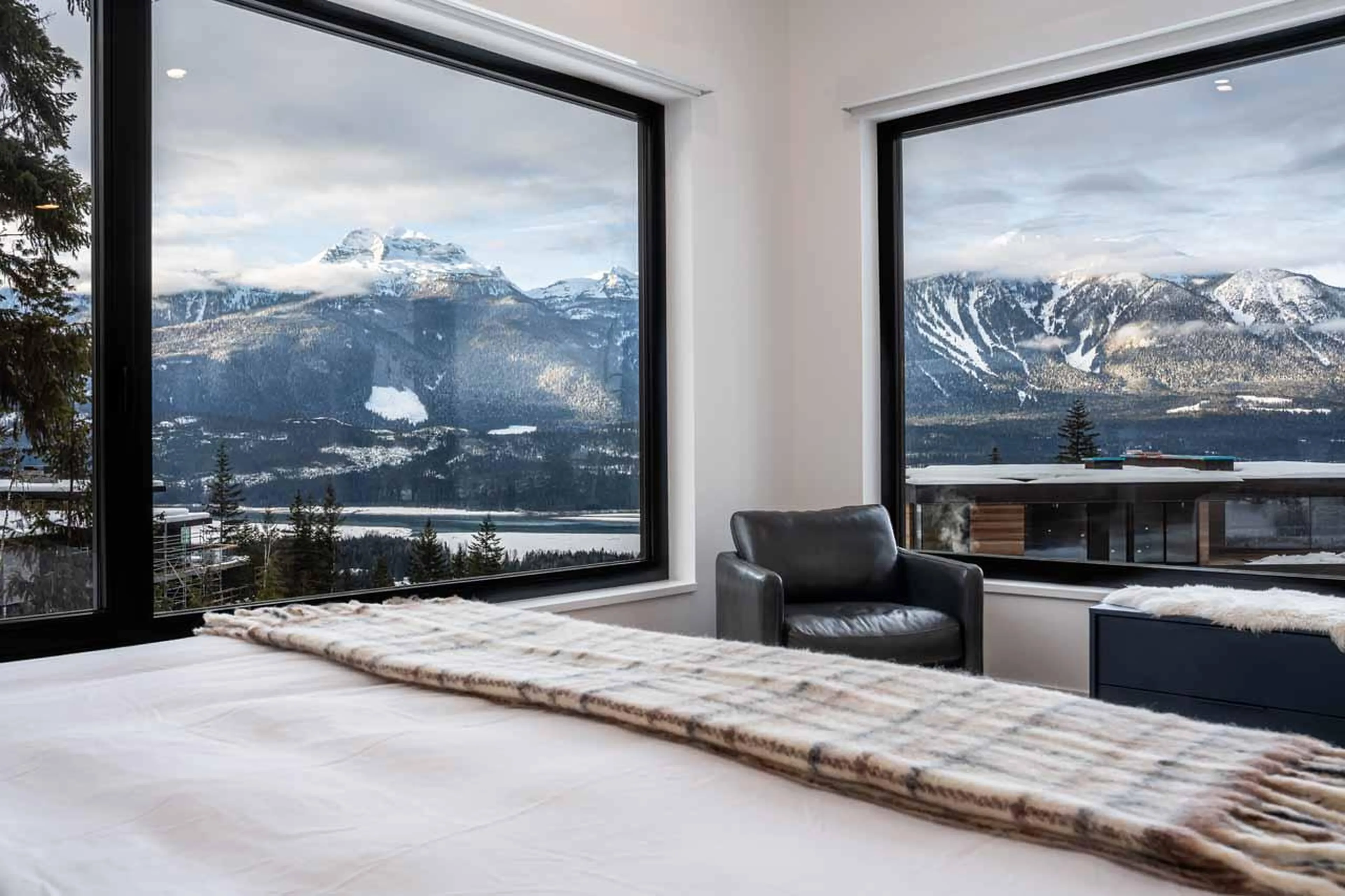 King/twin bedroom at Arrowhead Lodge in Revelstoke