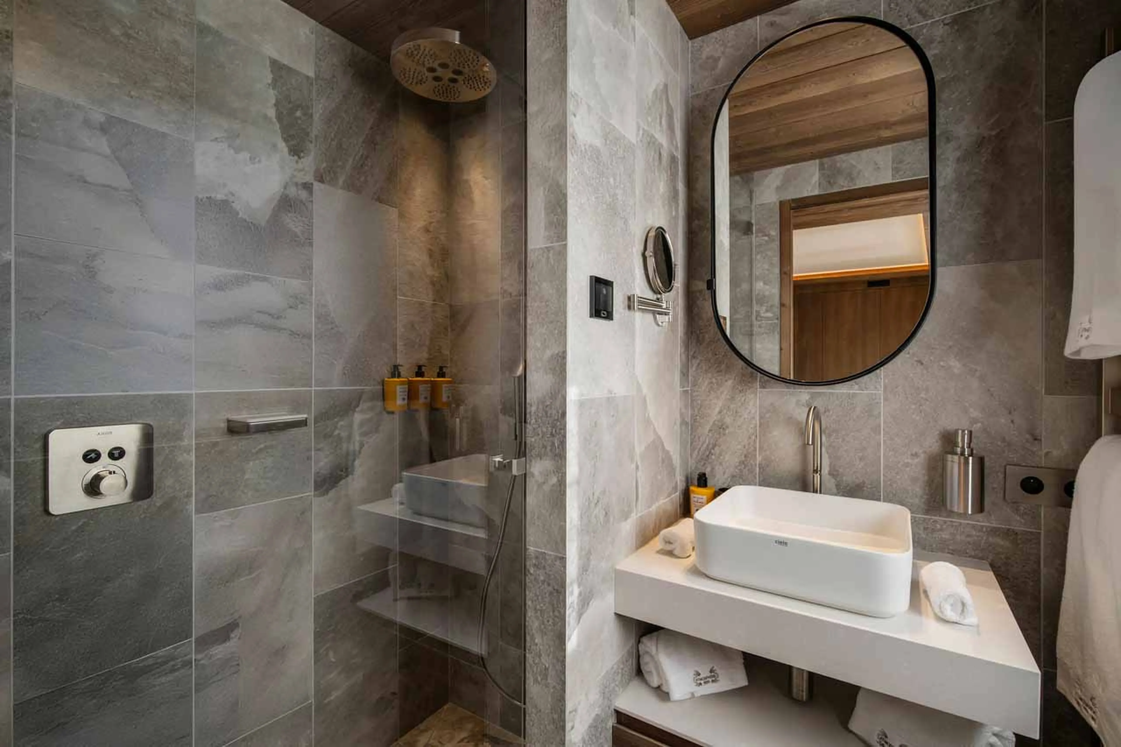 Bedroom 3 en-suite in Apartment Atmosphere 901, Courchevel 1850