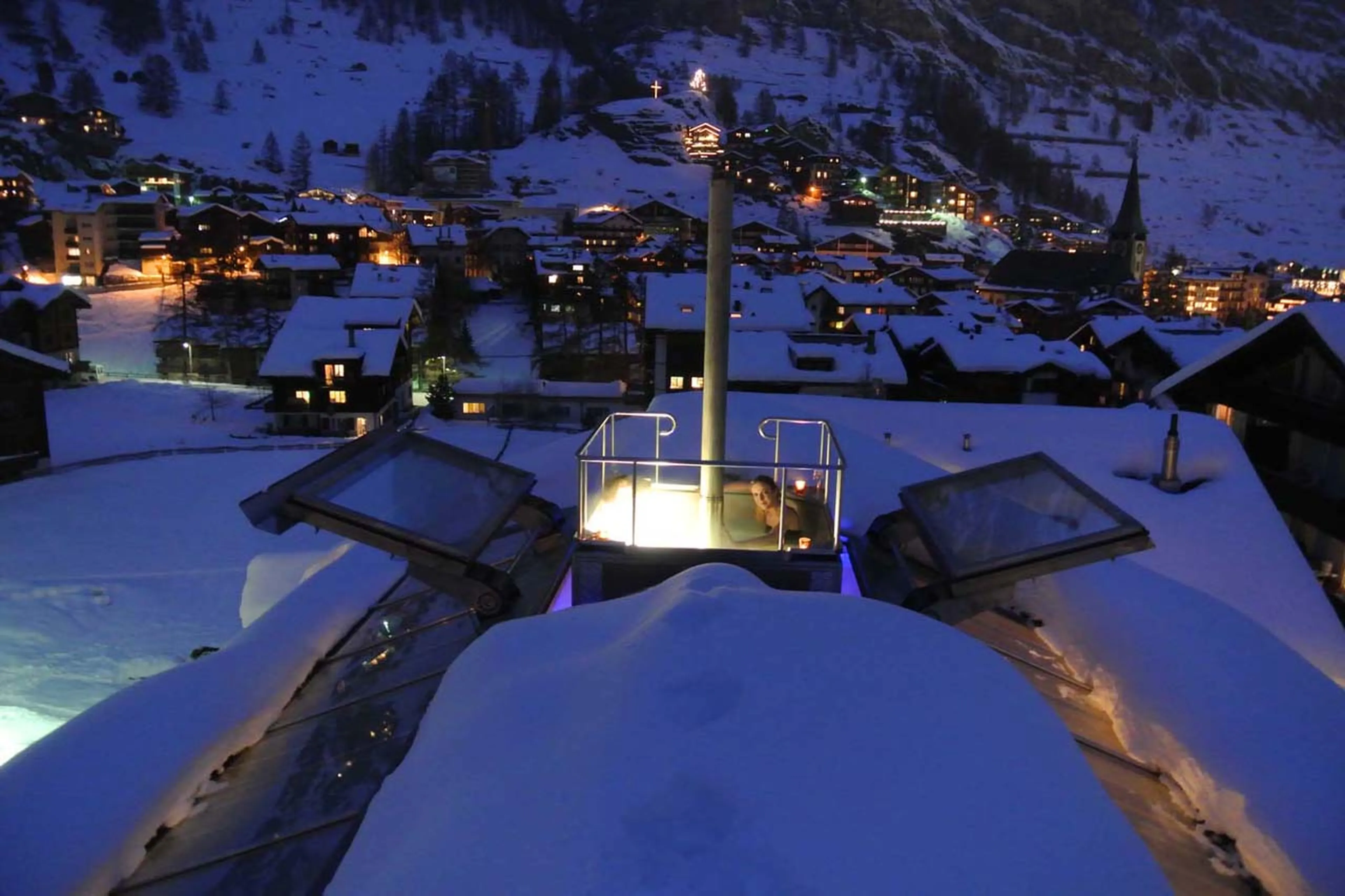 Hot tub on the roof at Backstage Chalet in Zermatt