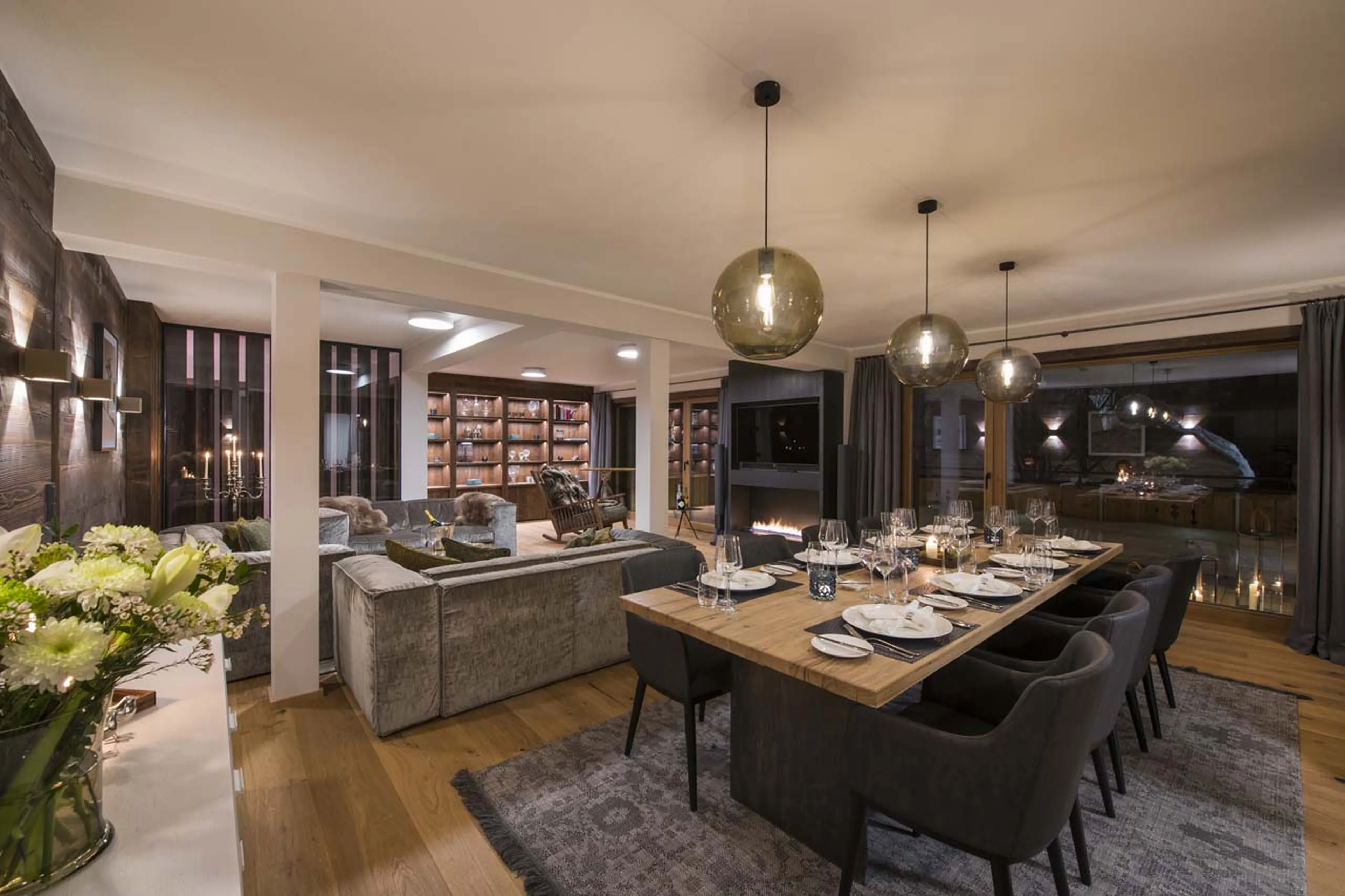 Dining table at Balegia Apartment 3 in Lech