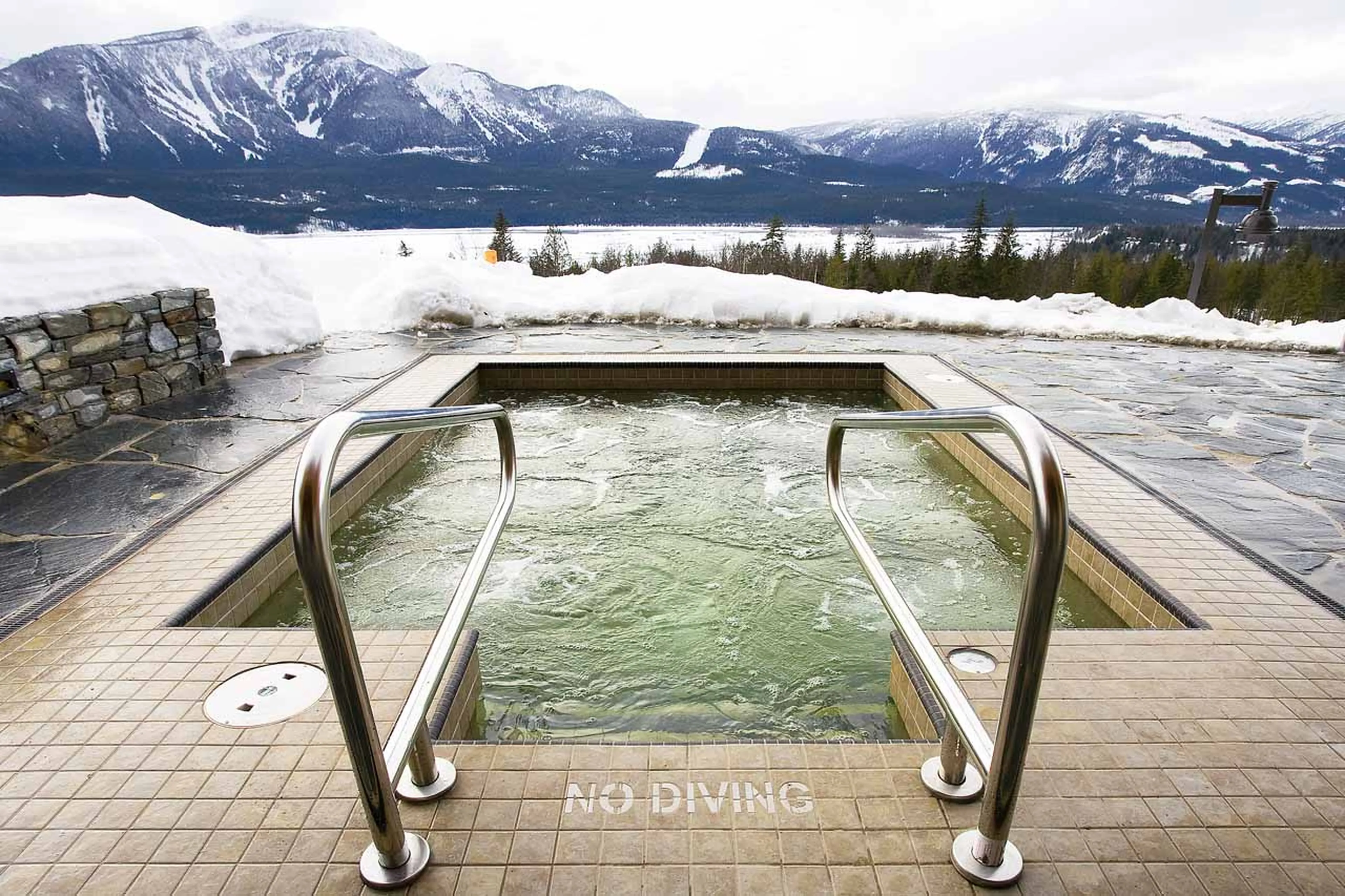 Outdoor hot tub at Bighorn in Revelstoke