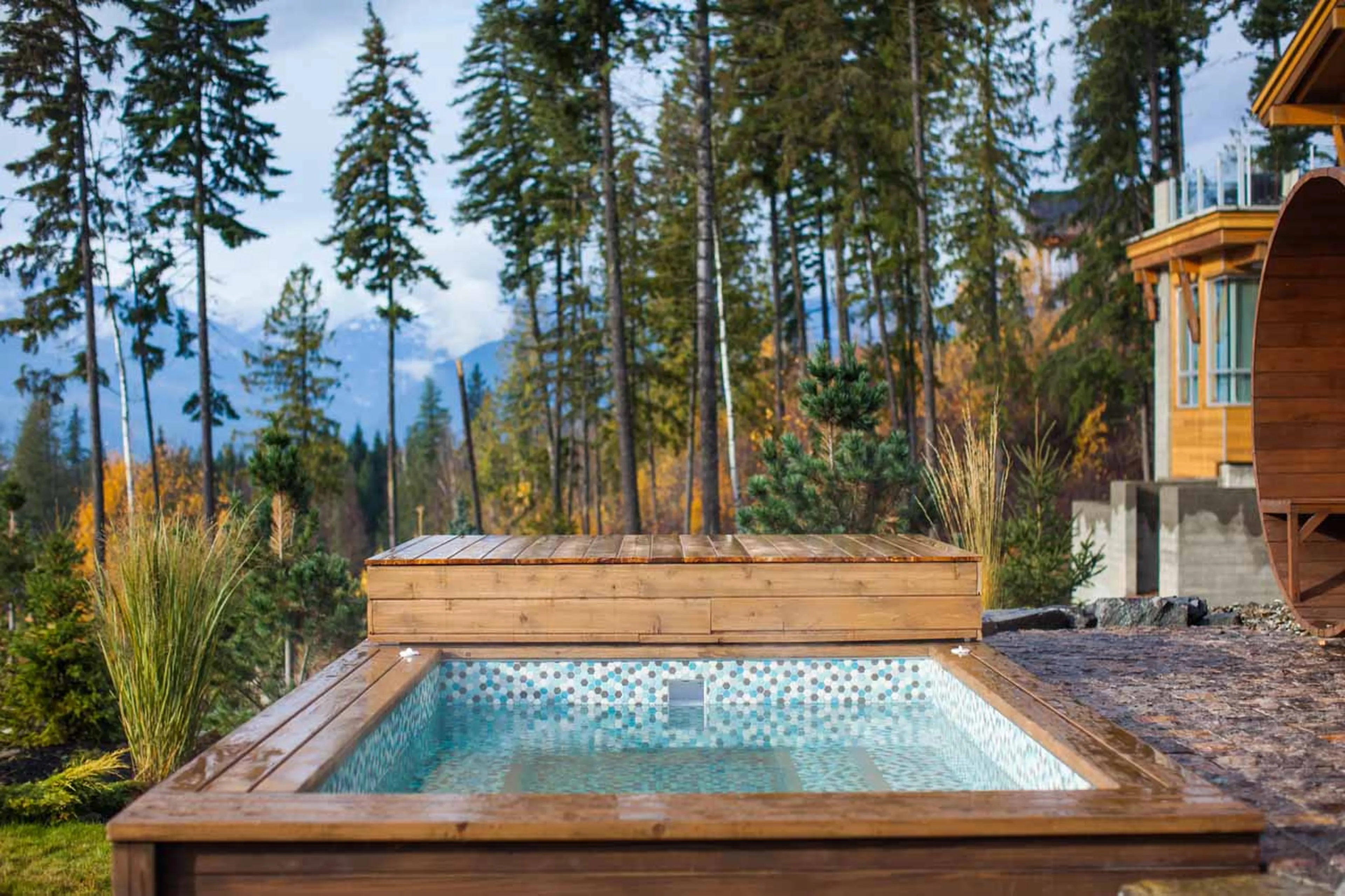 Hot tub and barrel sauna at Bison Lodge in Revelstoke