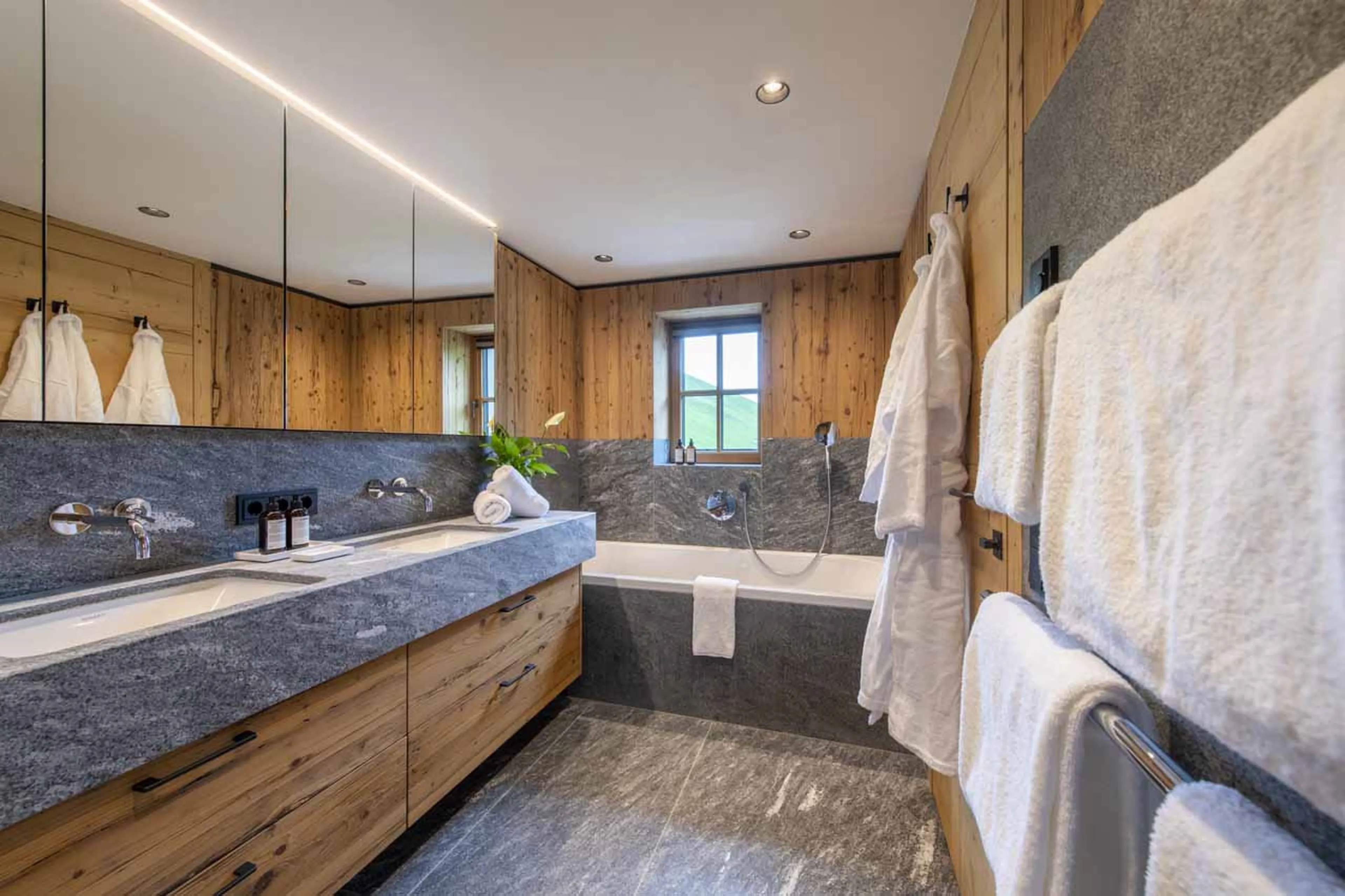 Bathtub at Apartment Brunnenhof 10 in Lech