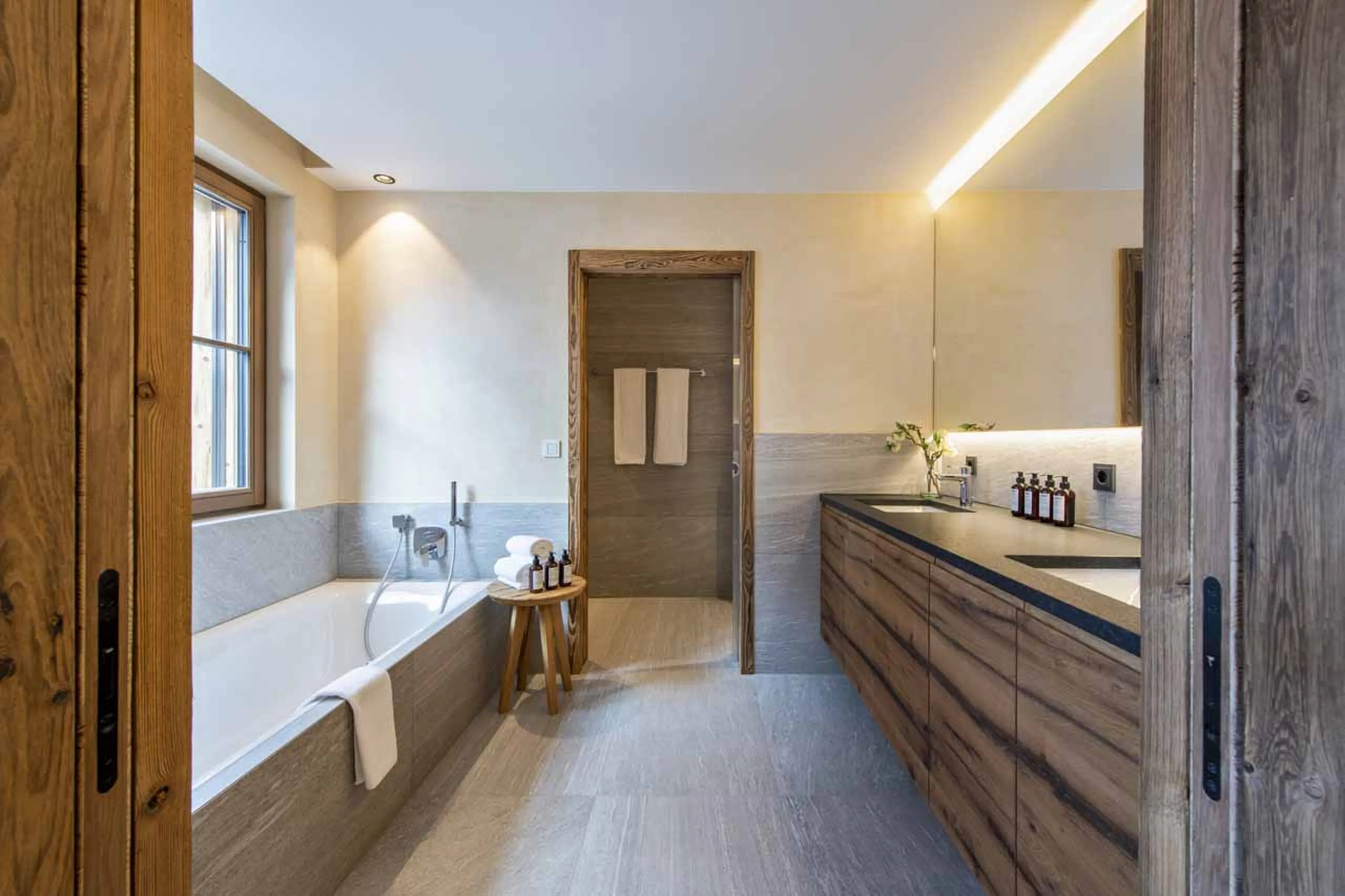 Shower and bathtub at Chalech 4 in Lech