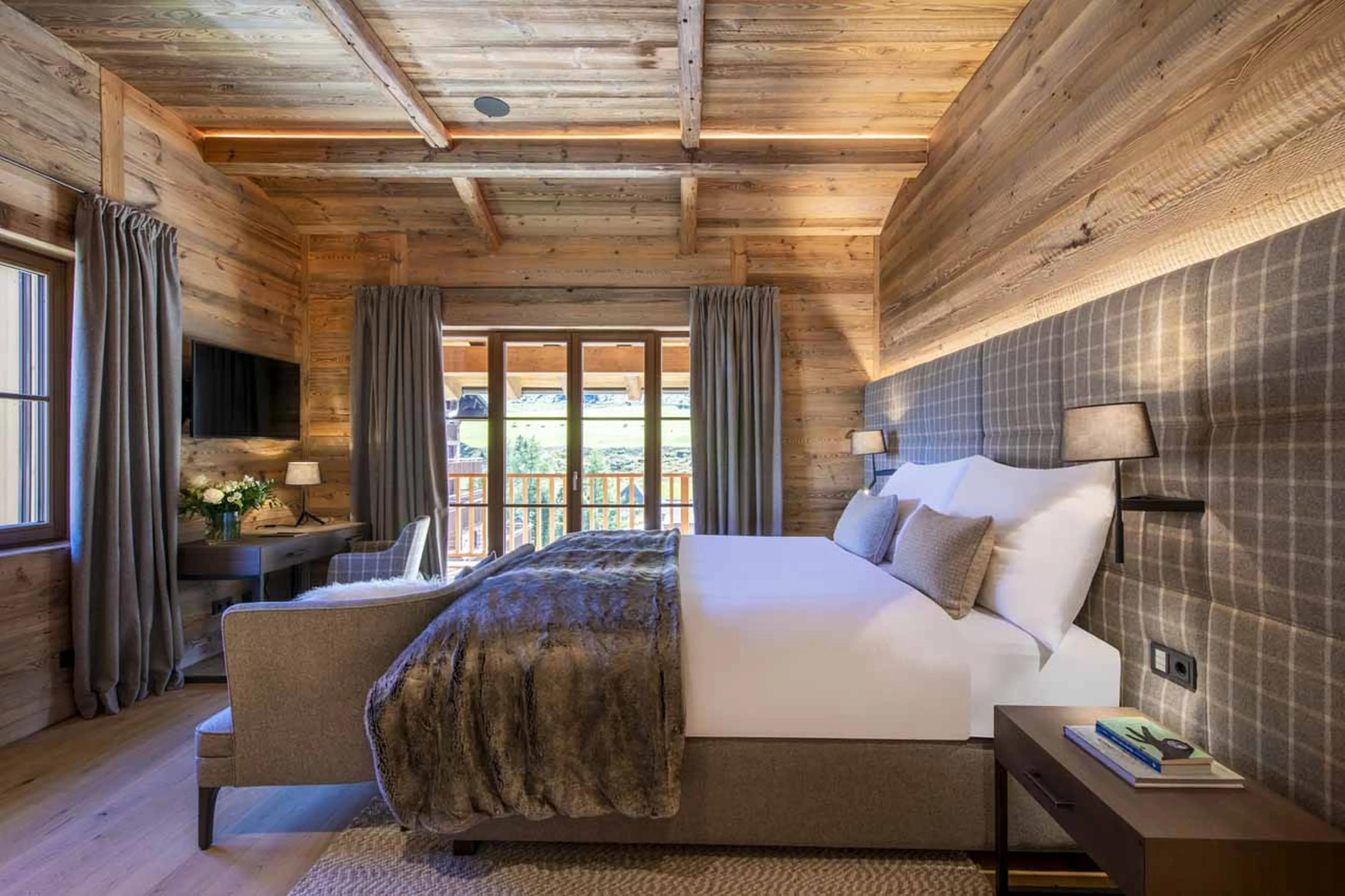 Bedroom with balcony at Chalech L in Lech