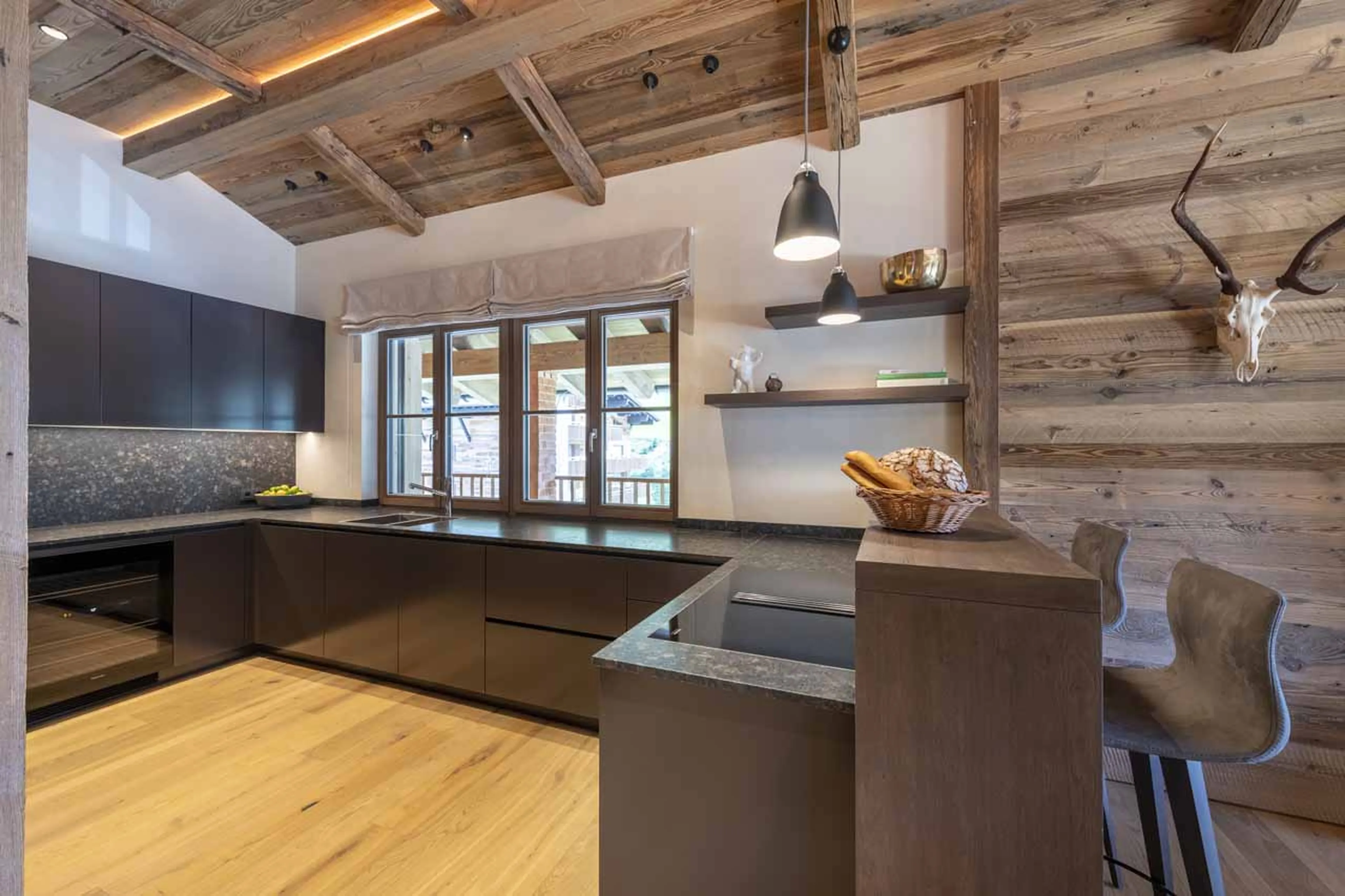 Kitchen with breakfast bar at Chalech L in Lech