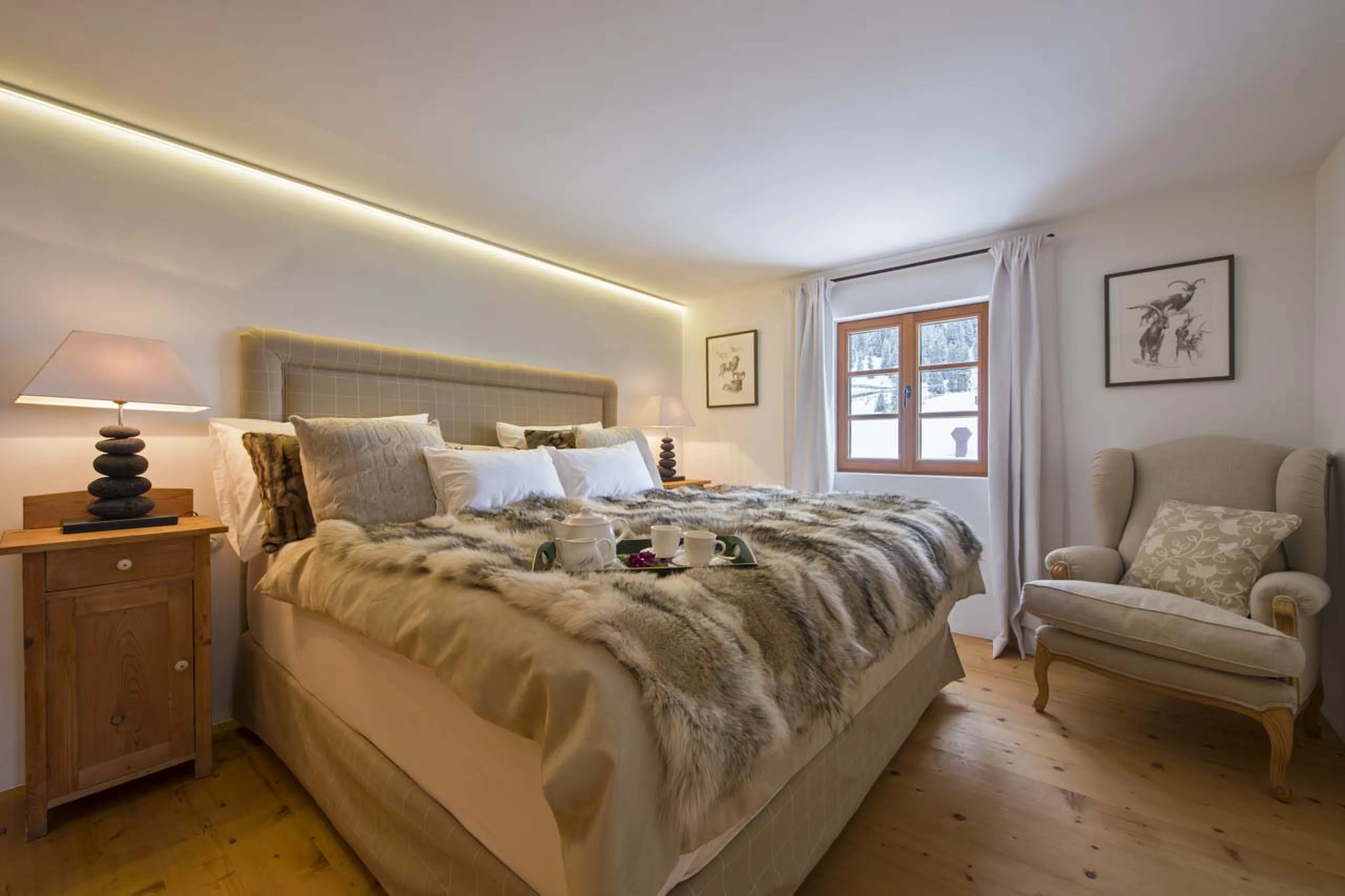 Emperor bed in master bedroom suite in Chalet 1597 in Lech