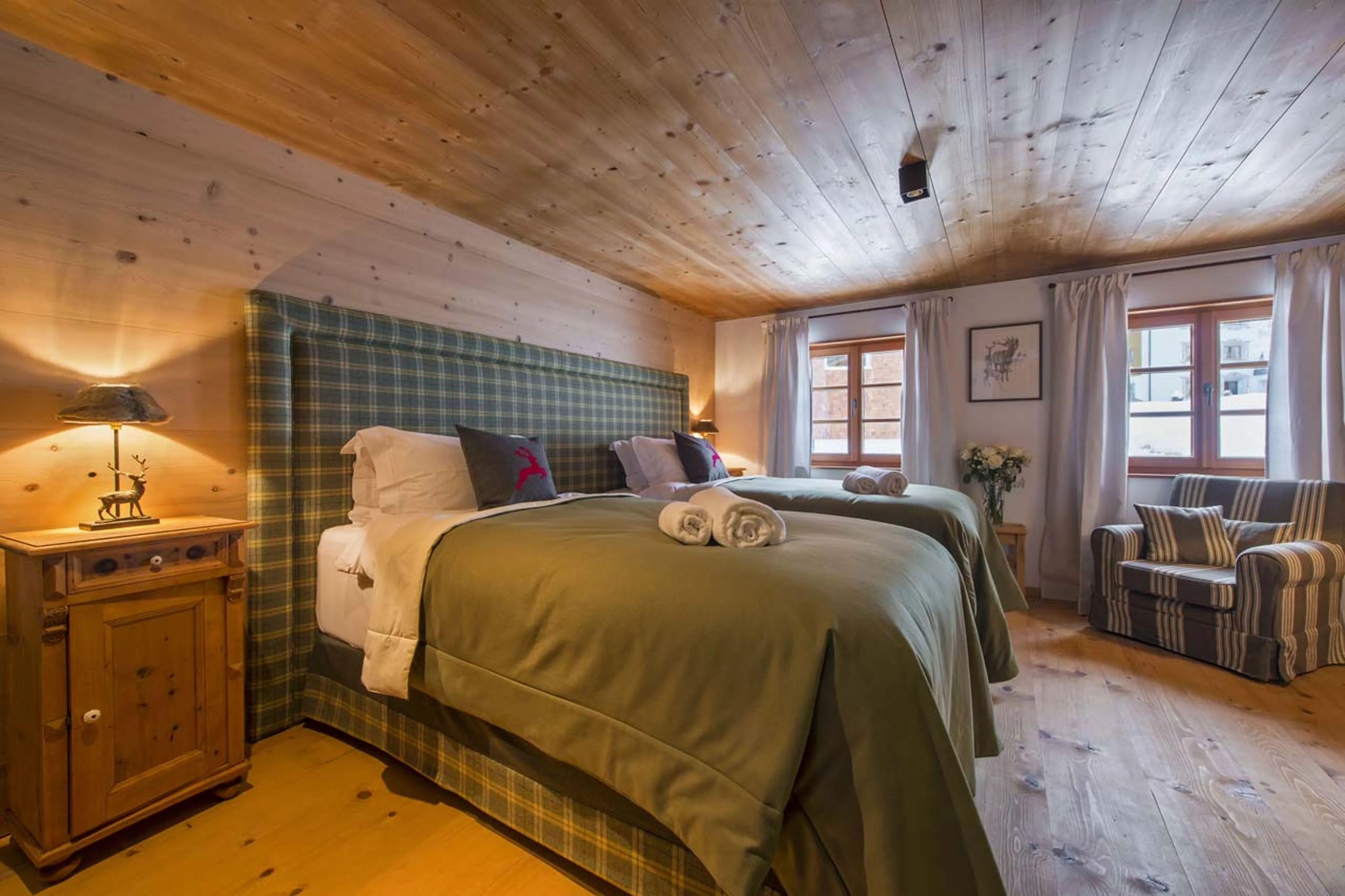 Antique wood twin bedroom with en suite shower room in Chalet 1597 in Lech