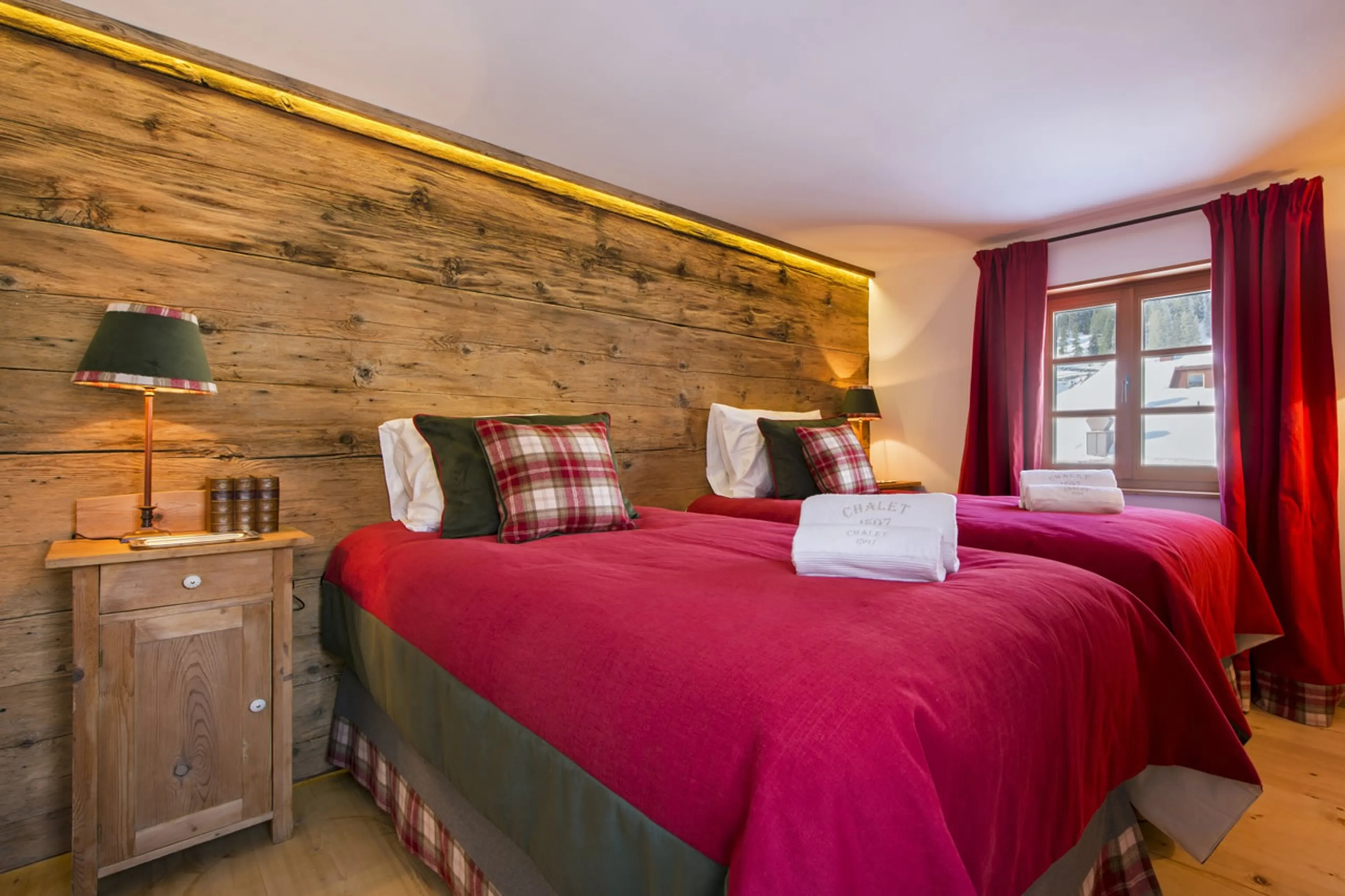 Double/twin bedroom with en suite bathroom in Chalet 1597 in Lech