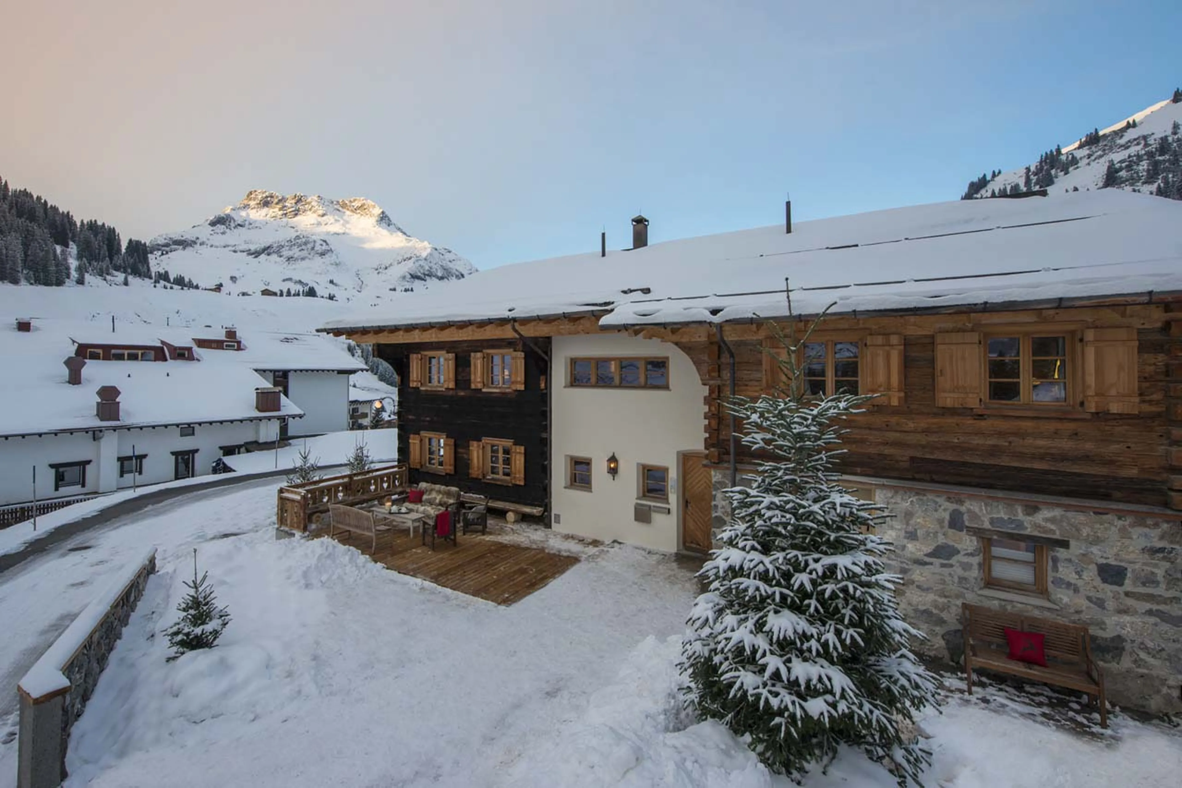 Situated in the Stubenbach area of Lech, Chalet 1597 enjoys stunning views