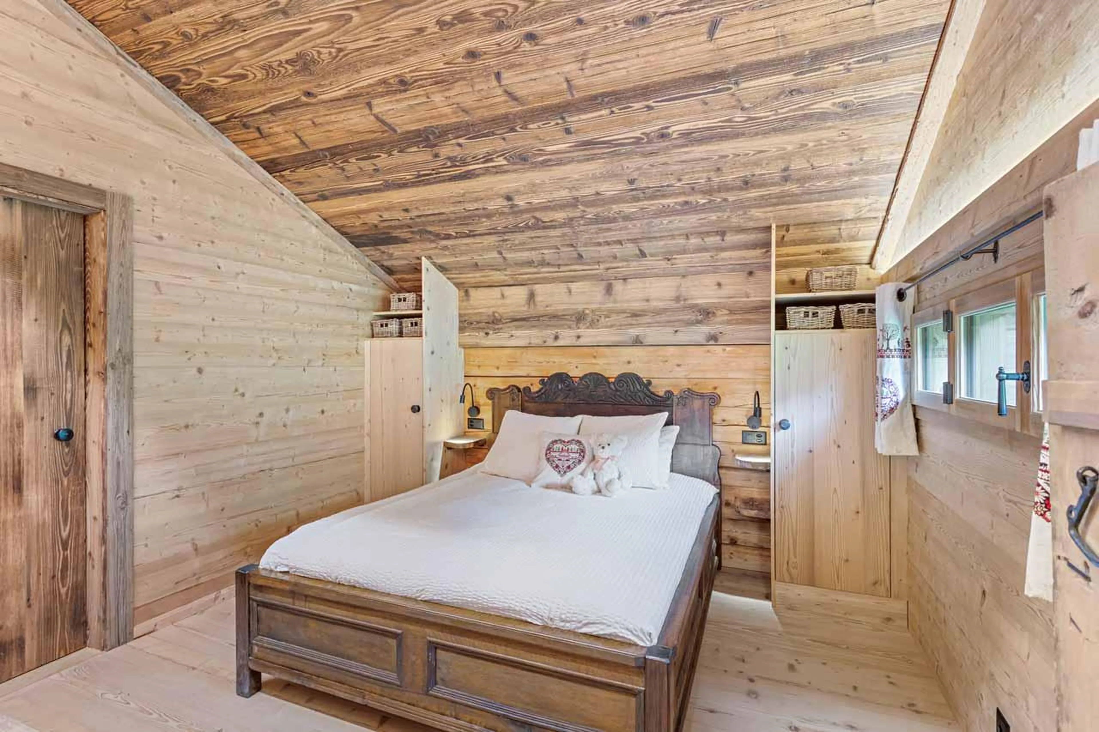 Double bedroom with built-in storage in Chalet 1808, Gstaad