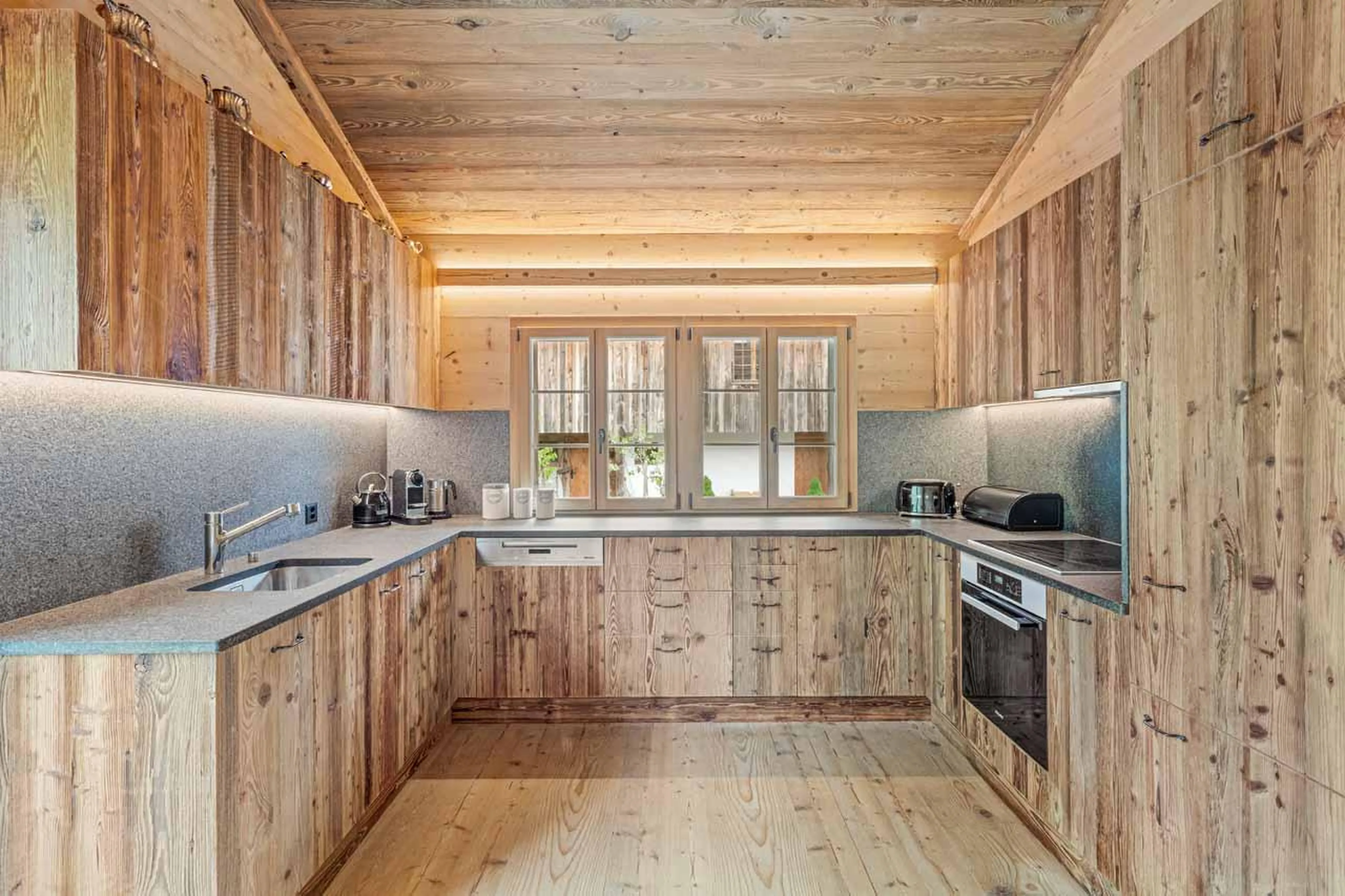 Well-equipped kitchen in Chalet 1808, Gstaad
