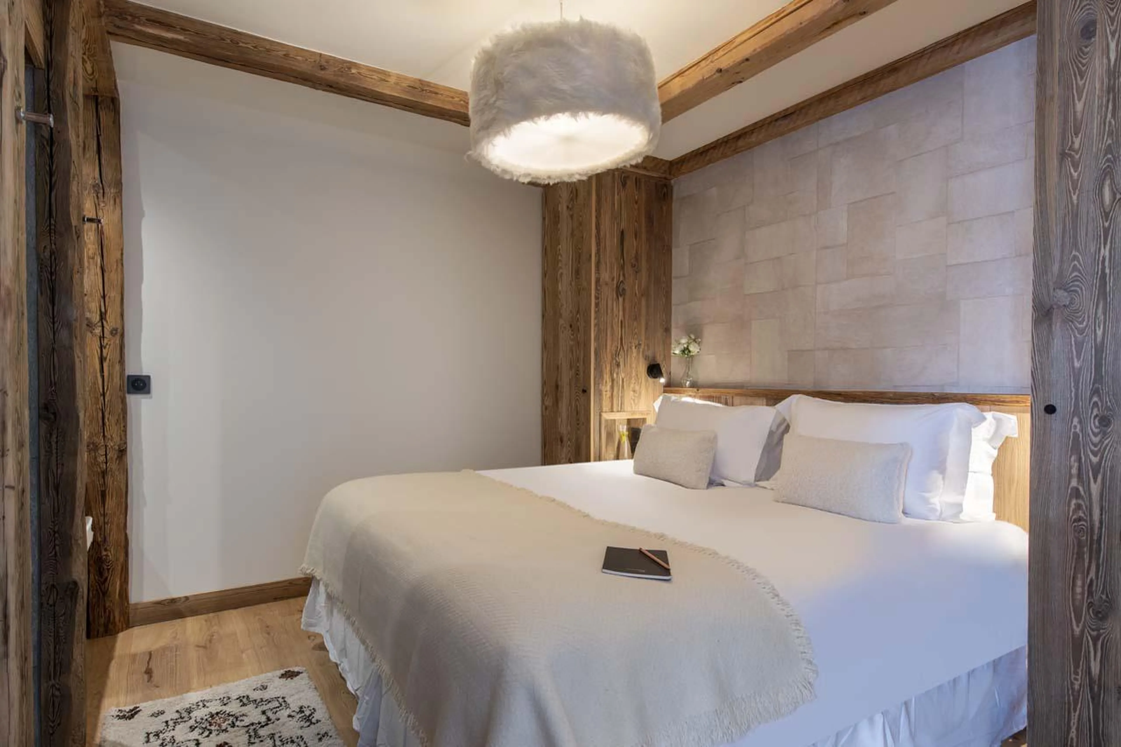 Double bedroom with desk area at Chalet 1850 in Val d'Isere