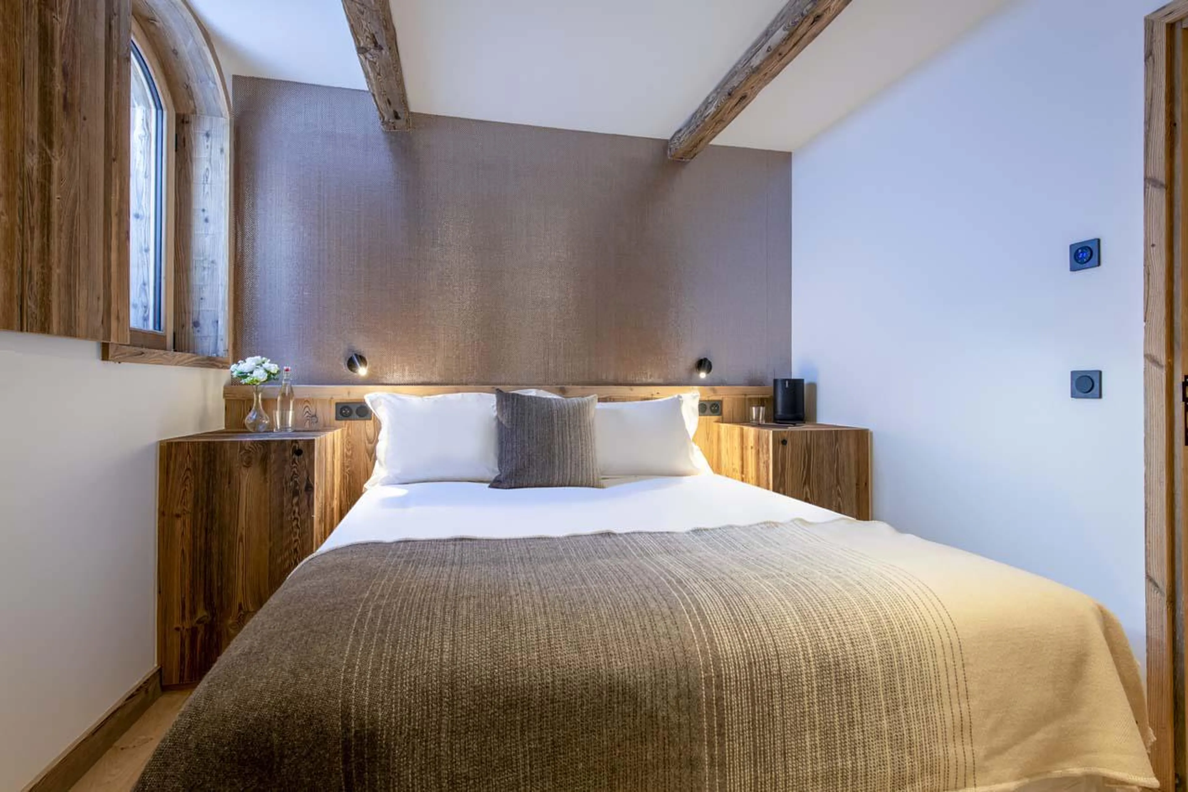 Double bedroom with TV and en-suite shower room at Chalet 1855 in Val d'Isere