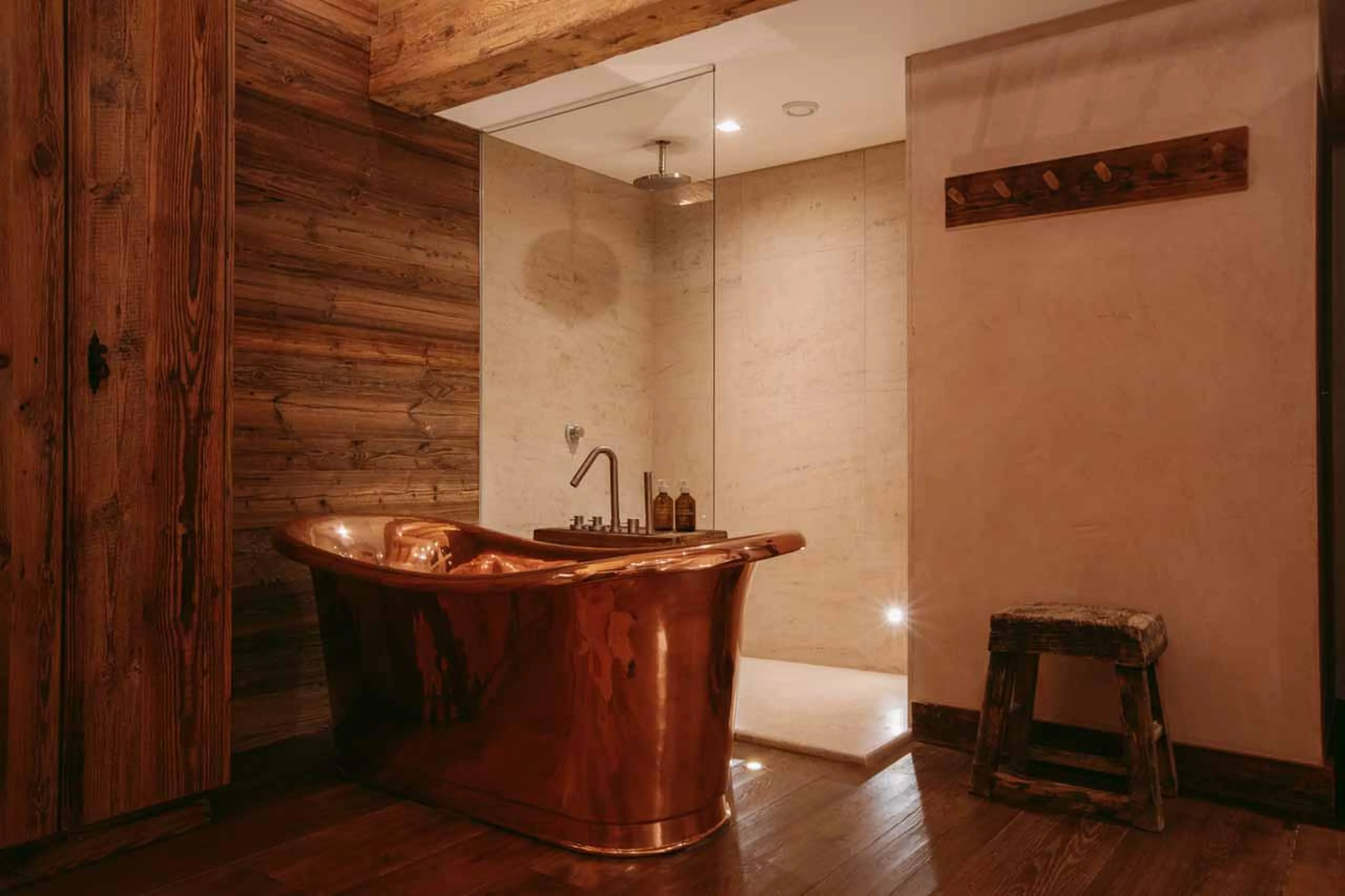 Shower and copper bath in Chalet 1936 in Verbier