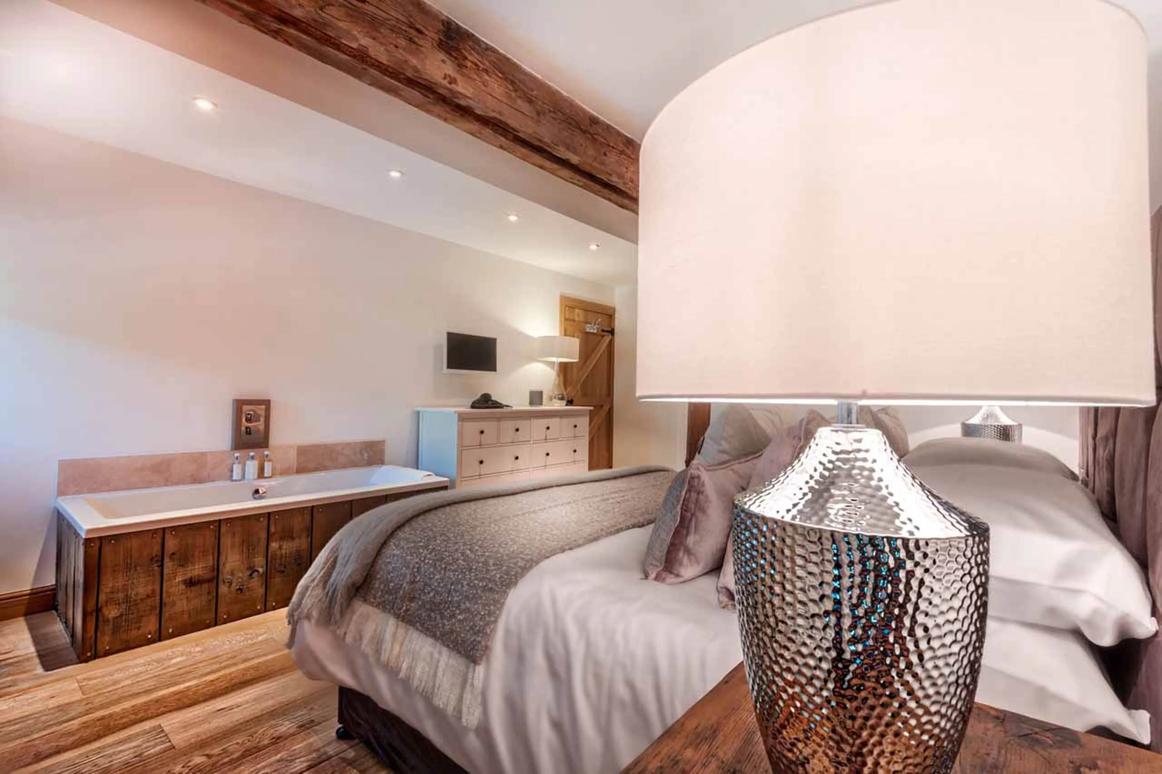 Bathtub in bedroom at Chalet 46˚ in Morzine